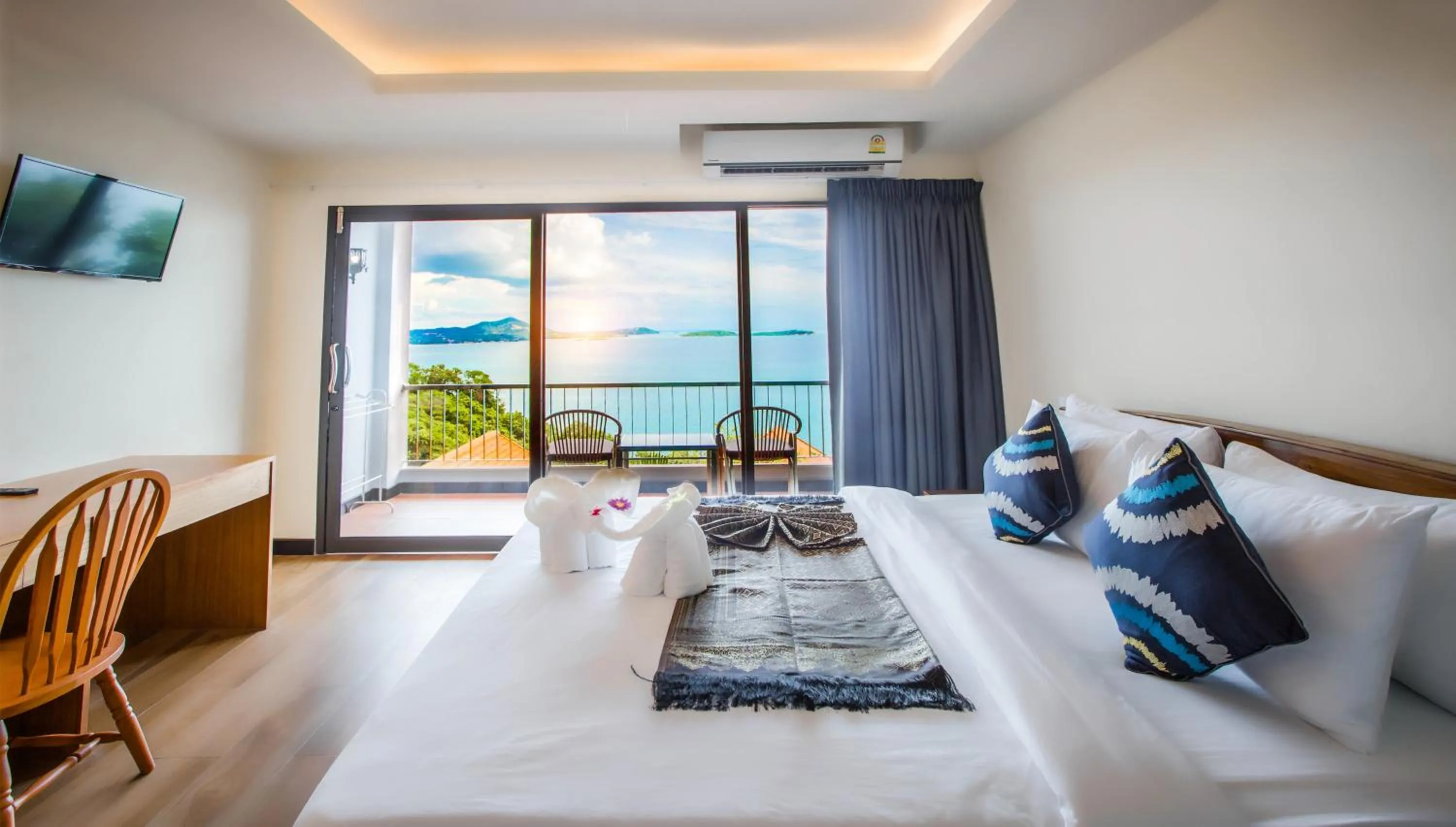Balcony/Terrace, Bed in Samui Bayview Resort & Spa - SHA Plus