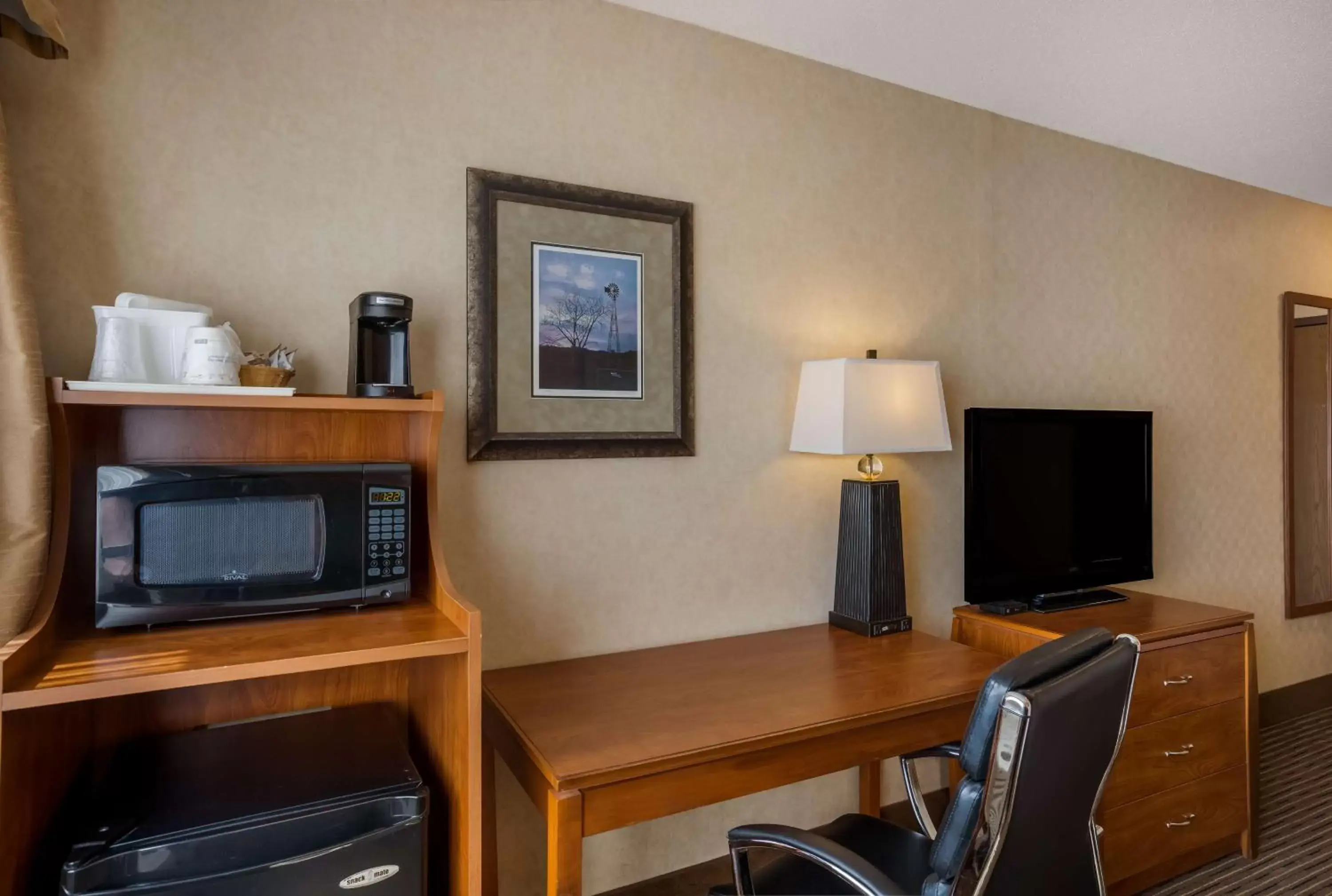 Bedroom, TV/Entertainment Center in Best Western Vermillion Inn