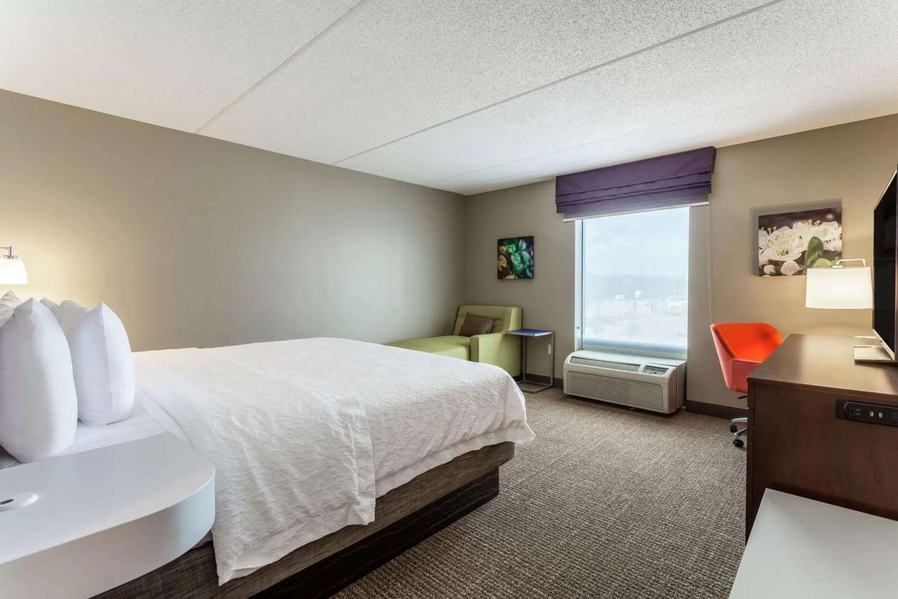Bedroom, Bed in Hampton Inn & Suites Chicago - Libertyville Bedroom, Bed in Hampton Inn & Suites Chicago - Libertyville
