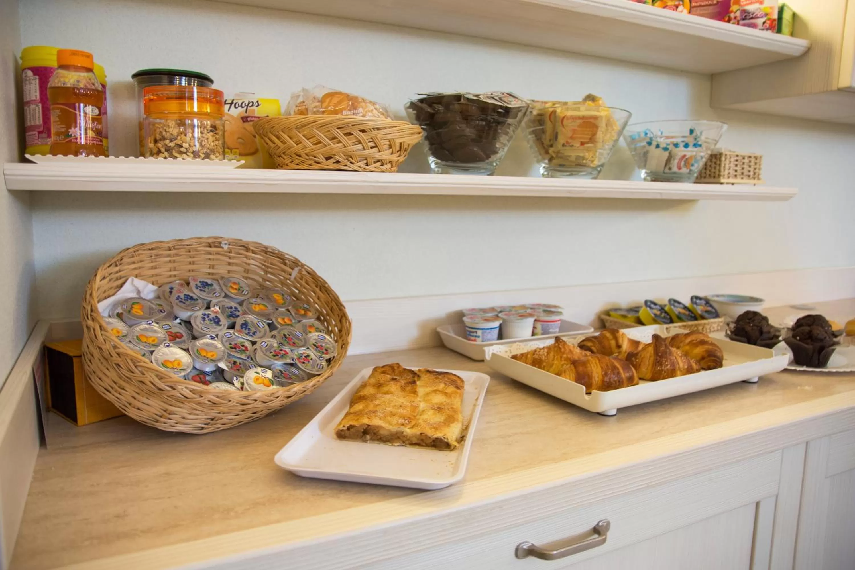 Food and drinks in Garni Castel Ferari