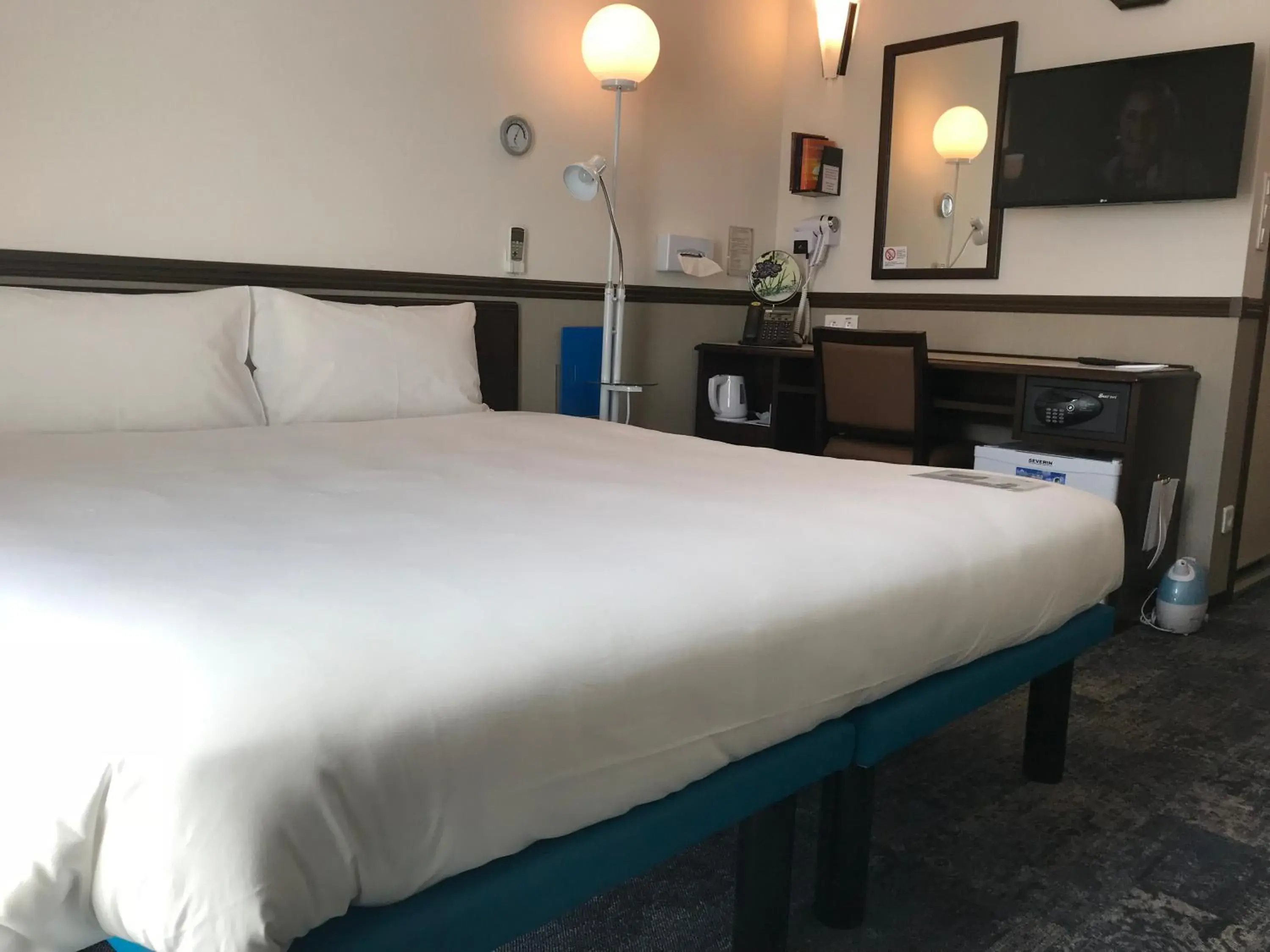 Photo of the whole room, Bed in Toyoko INN Marseille Saint Charles