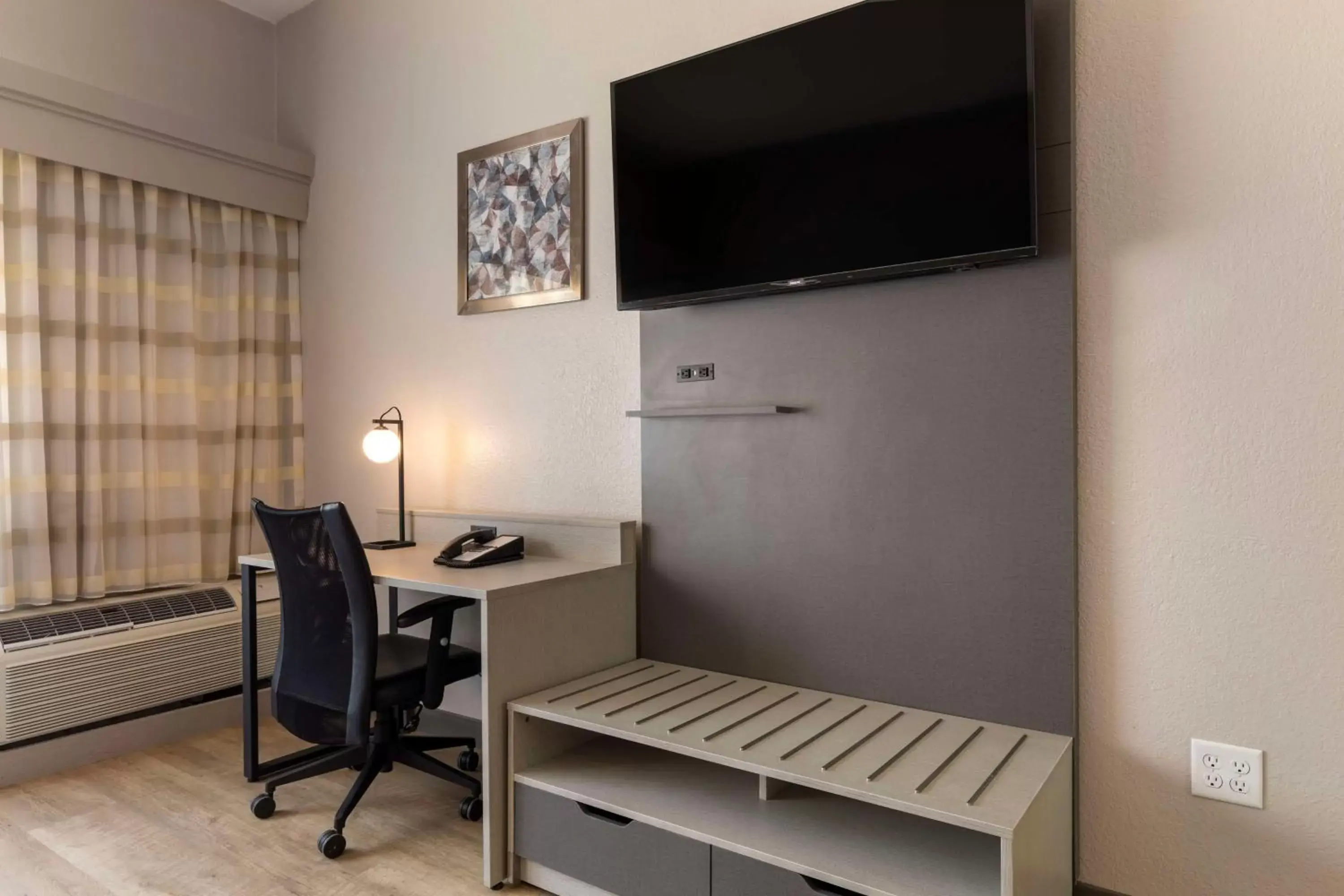 Bedroom, TV/Entertainment Center in Best Western Plus Fort Worth North