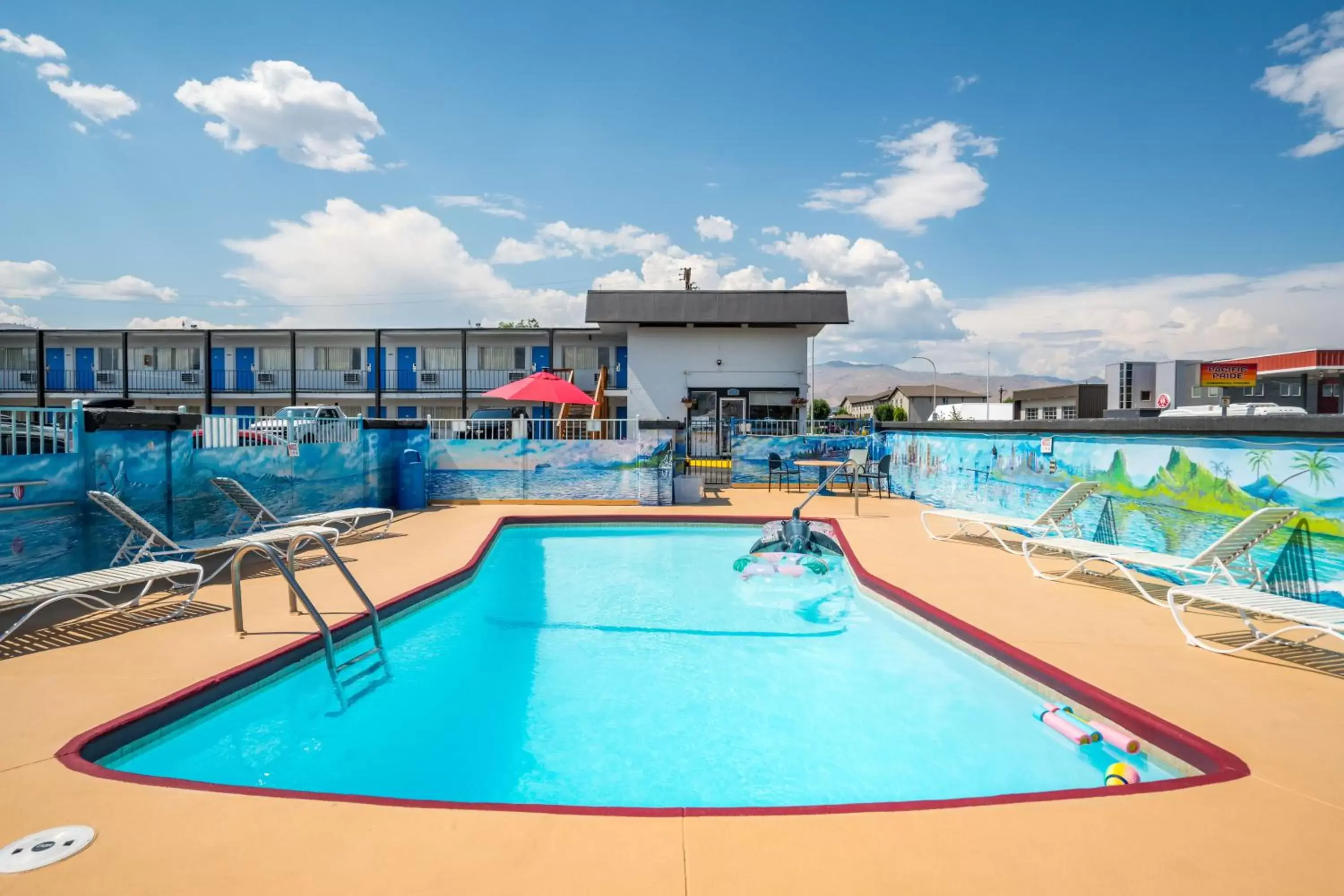 Swimming Pool in Holiday Lodge Wenatchee