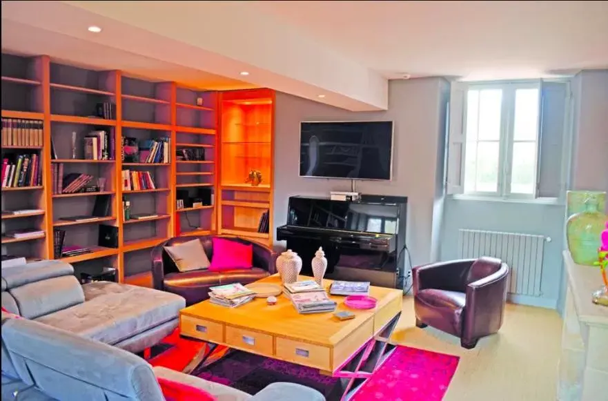 Communal lounge/ TV room in Chateau Pont Saint-Martin