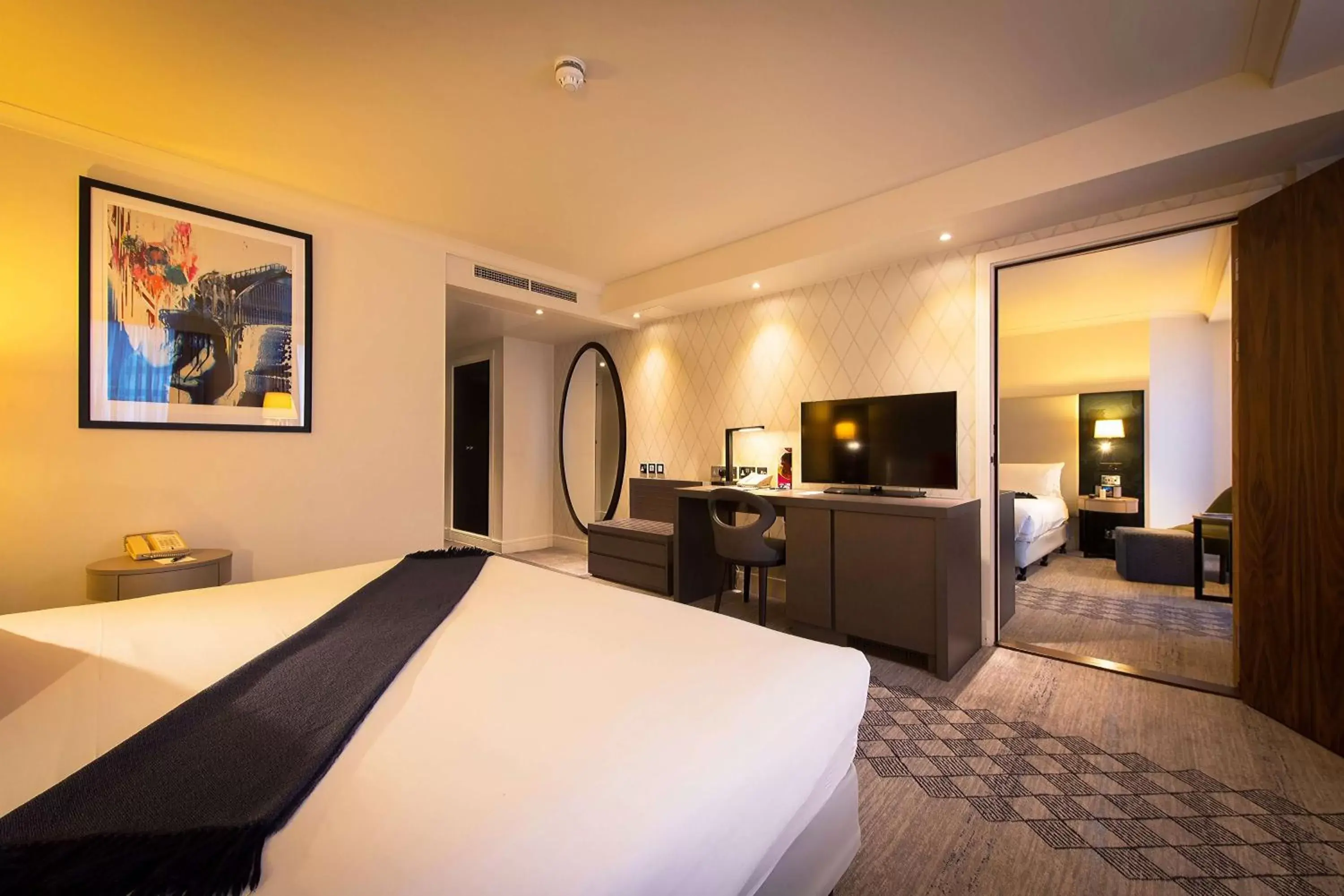 Bedroom, TV/Entertainment Center in Doubletree By Hilton London Kensington