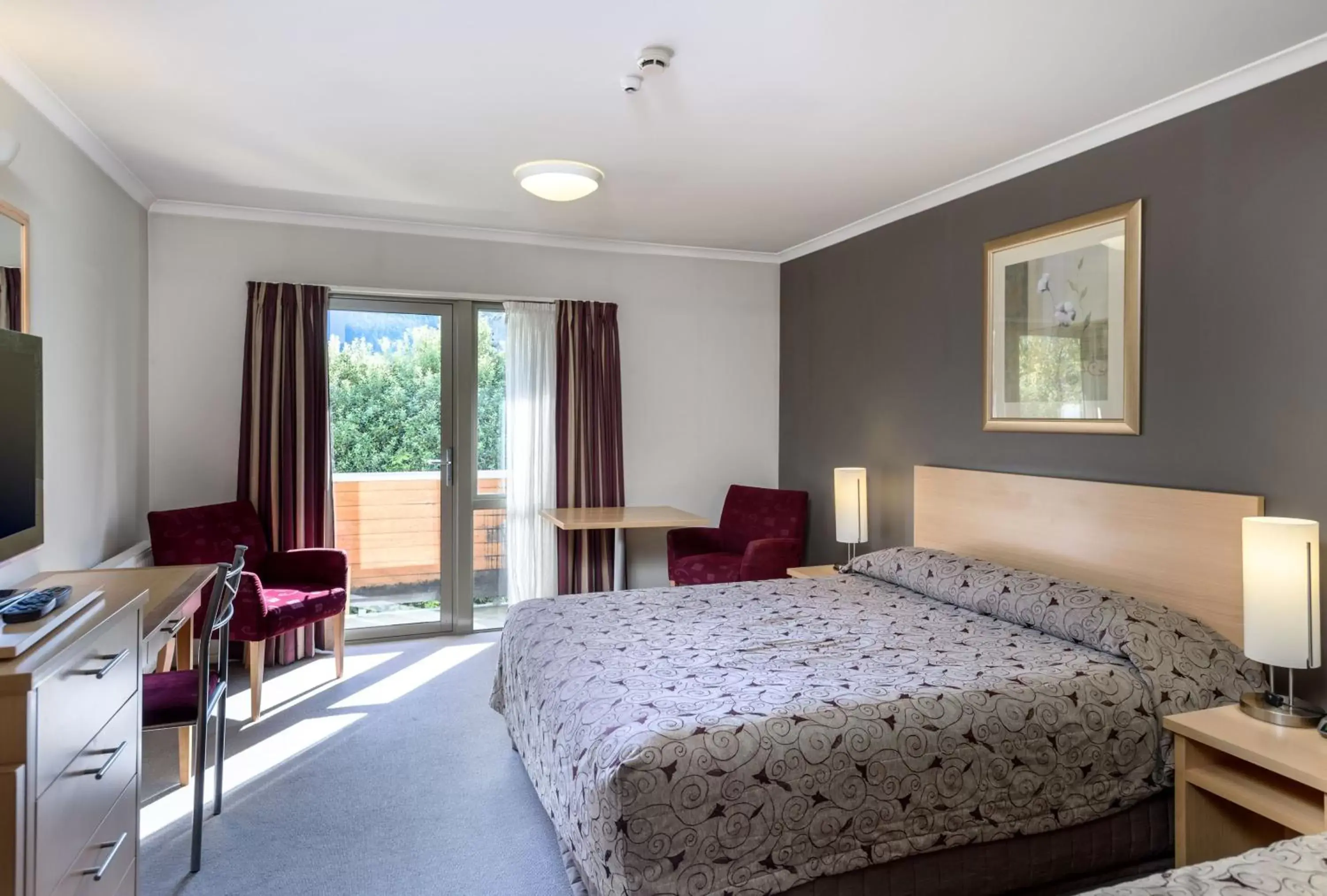 Photo of the whole room, Bed in Queenstown Motel Apartments