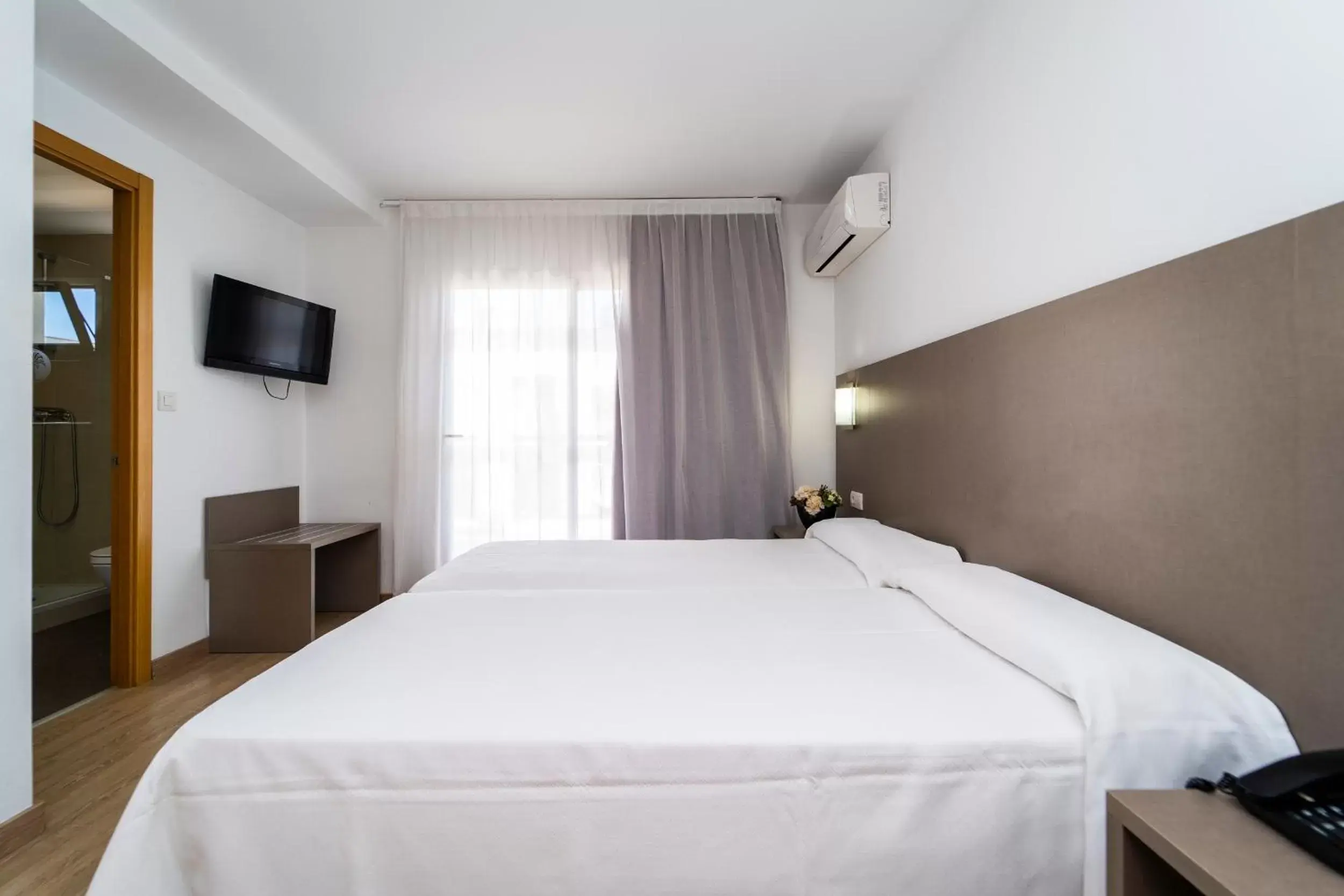 Property building, Bed in Hotel Montesol Benidorm