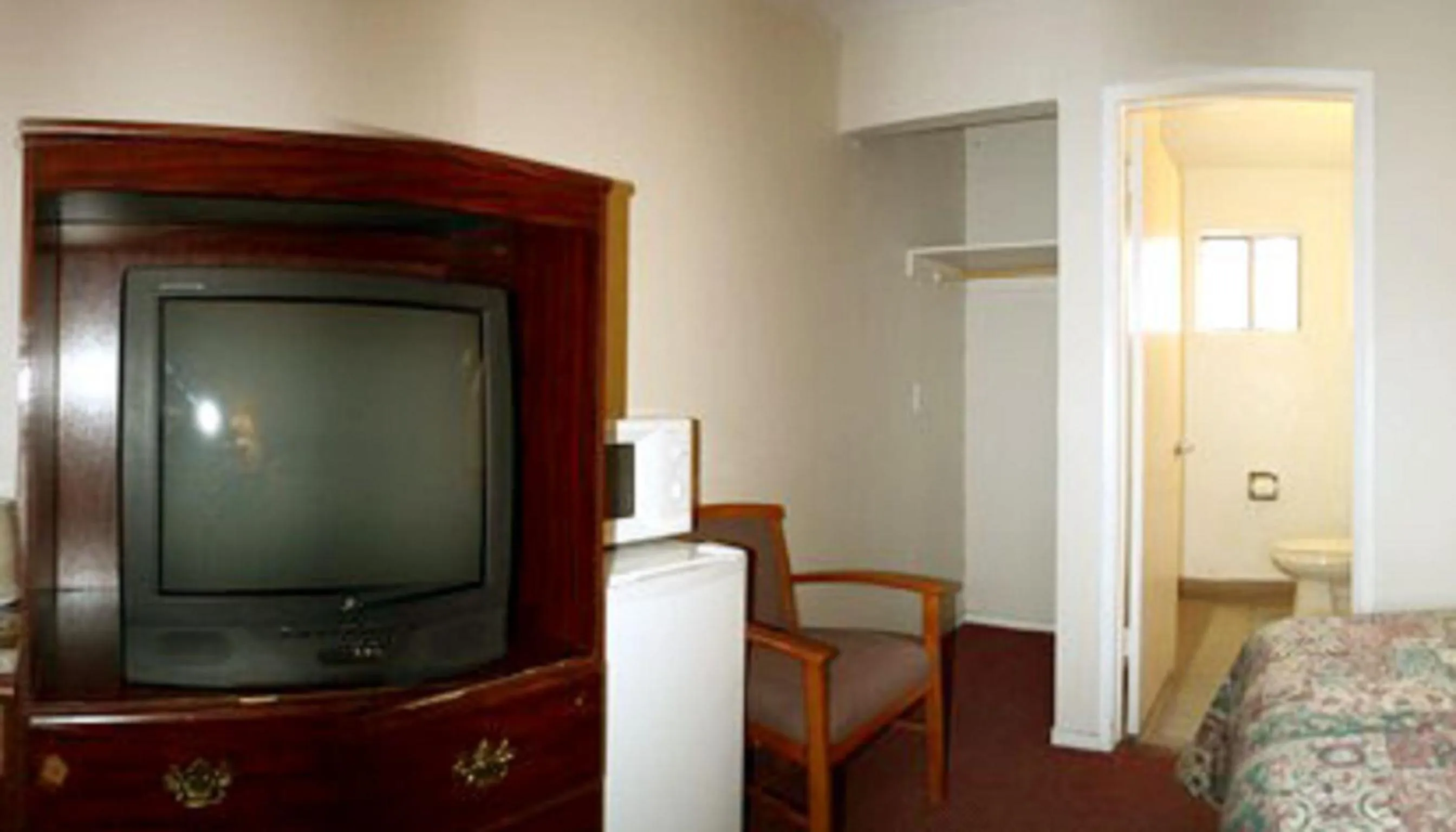 TV and multimedia, Bed in Sunset Inn and Suites West Sacramento