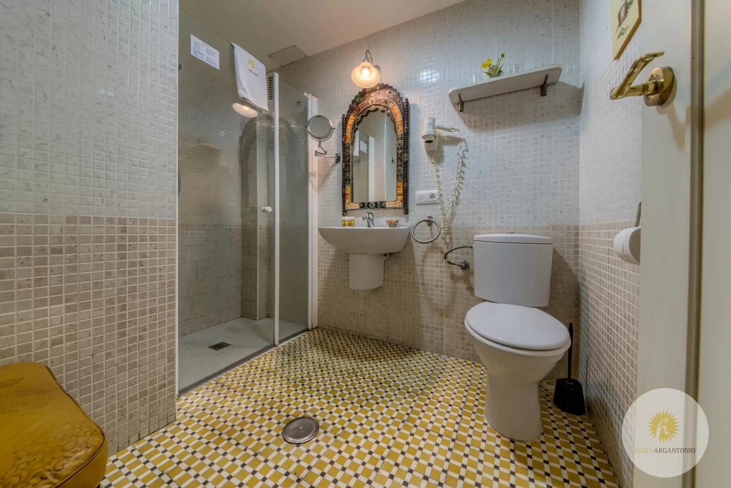 Shower, Bathroom in Hotel Argantonio