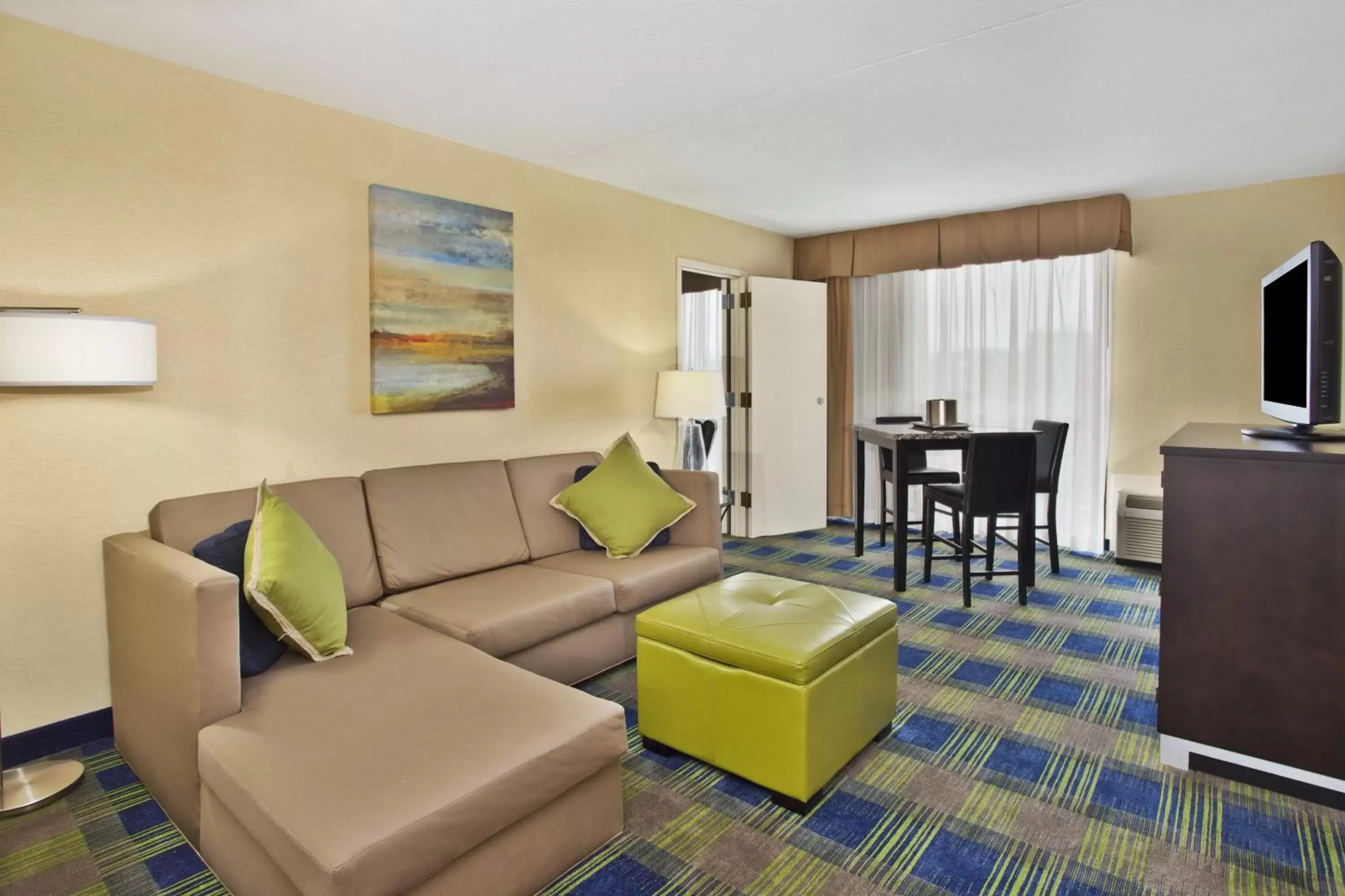 Bedroom, Seating Area in Holiday Inn Akron-West, an IHG Hotel