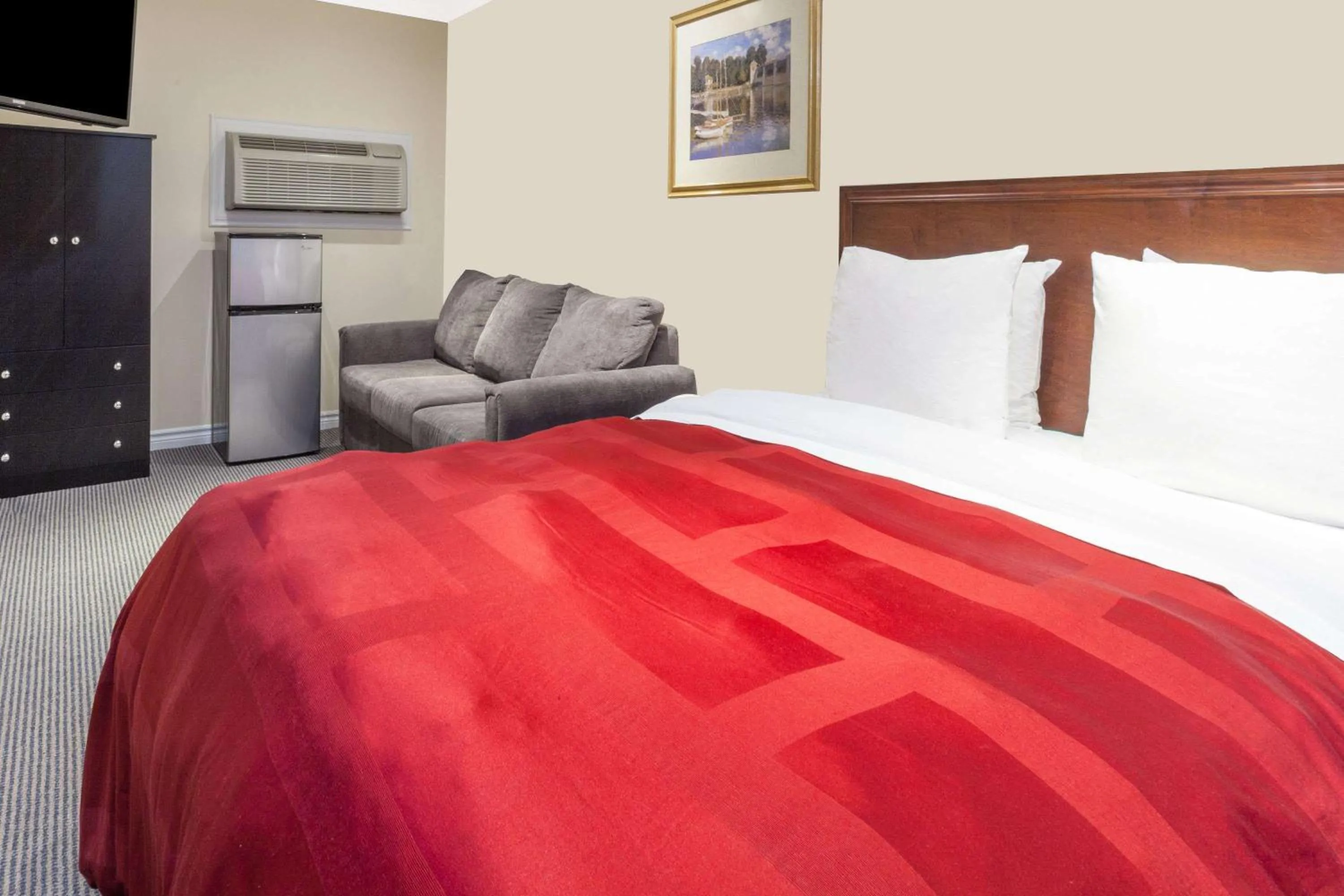 Photo of the whole room, Bed in Knights Inn Kingston