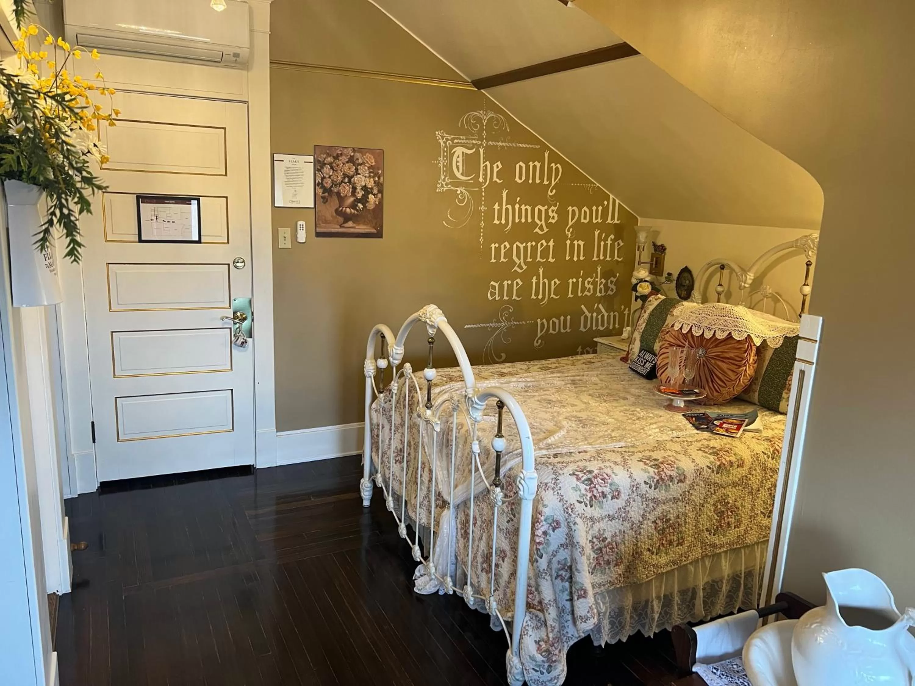 Bed in The Abriendo Inn