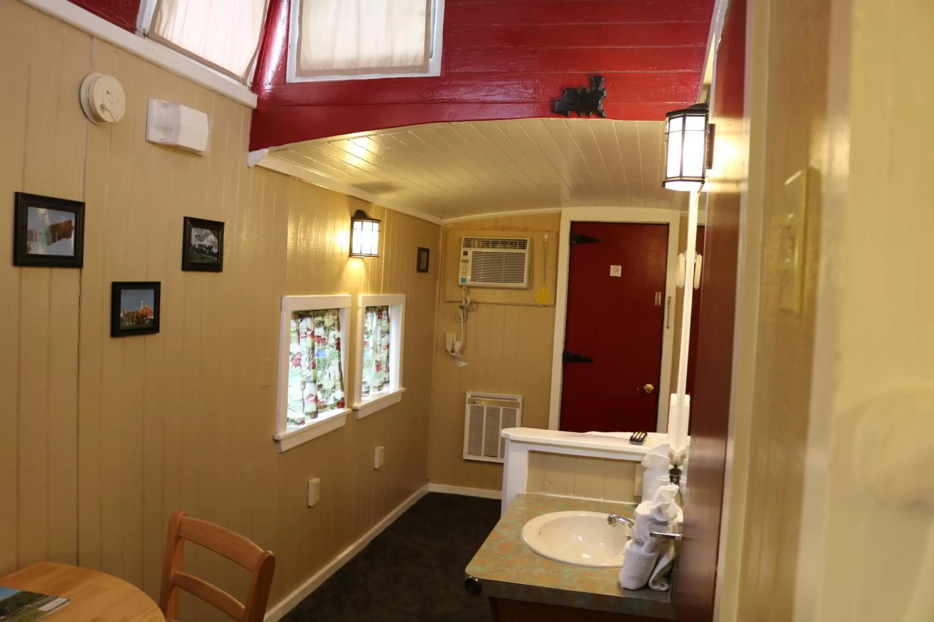 Bathroom in Red Caboose Motel & Restaurant