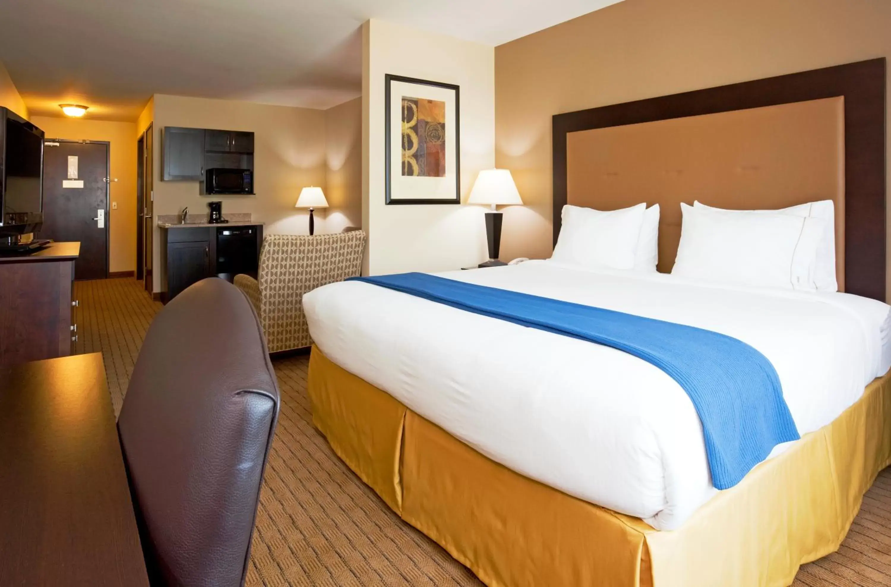 Bedroom, Bed in Holiday Inn Express & Suites Madison-Verona, an IHG Hotel
