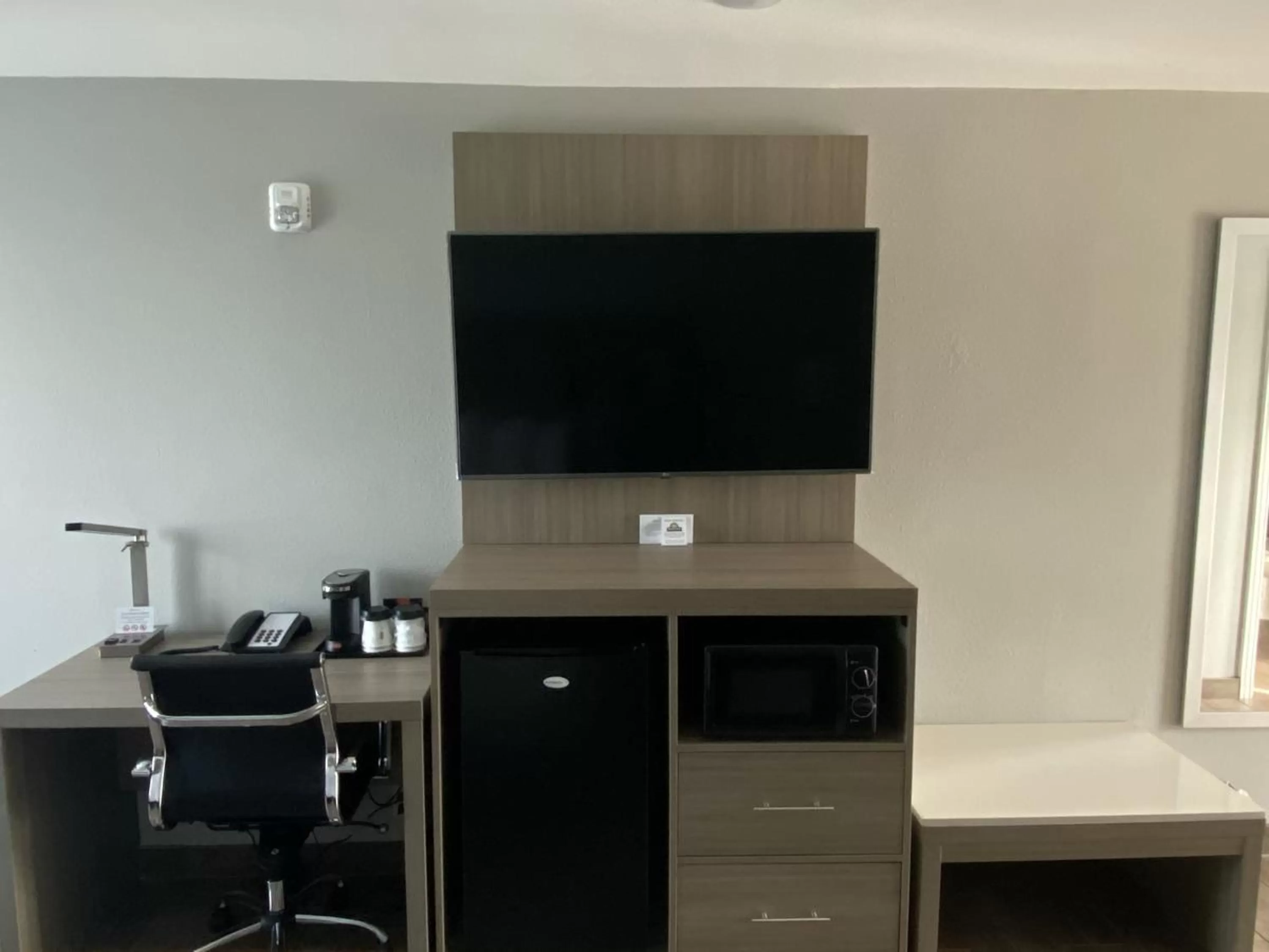 TV and multimedia in Days Inn by Wyndham Rockport Texas