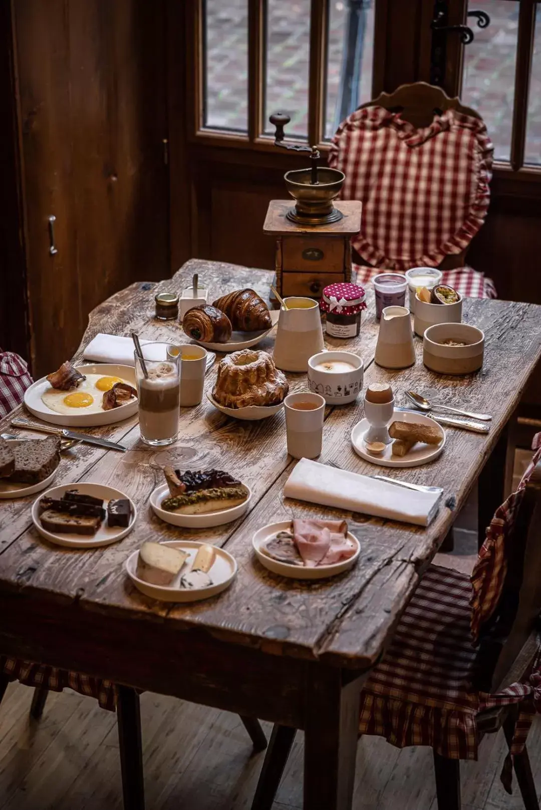 Buffet breakfast in Relais et Châteaux Le Chambard