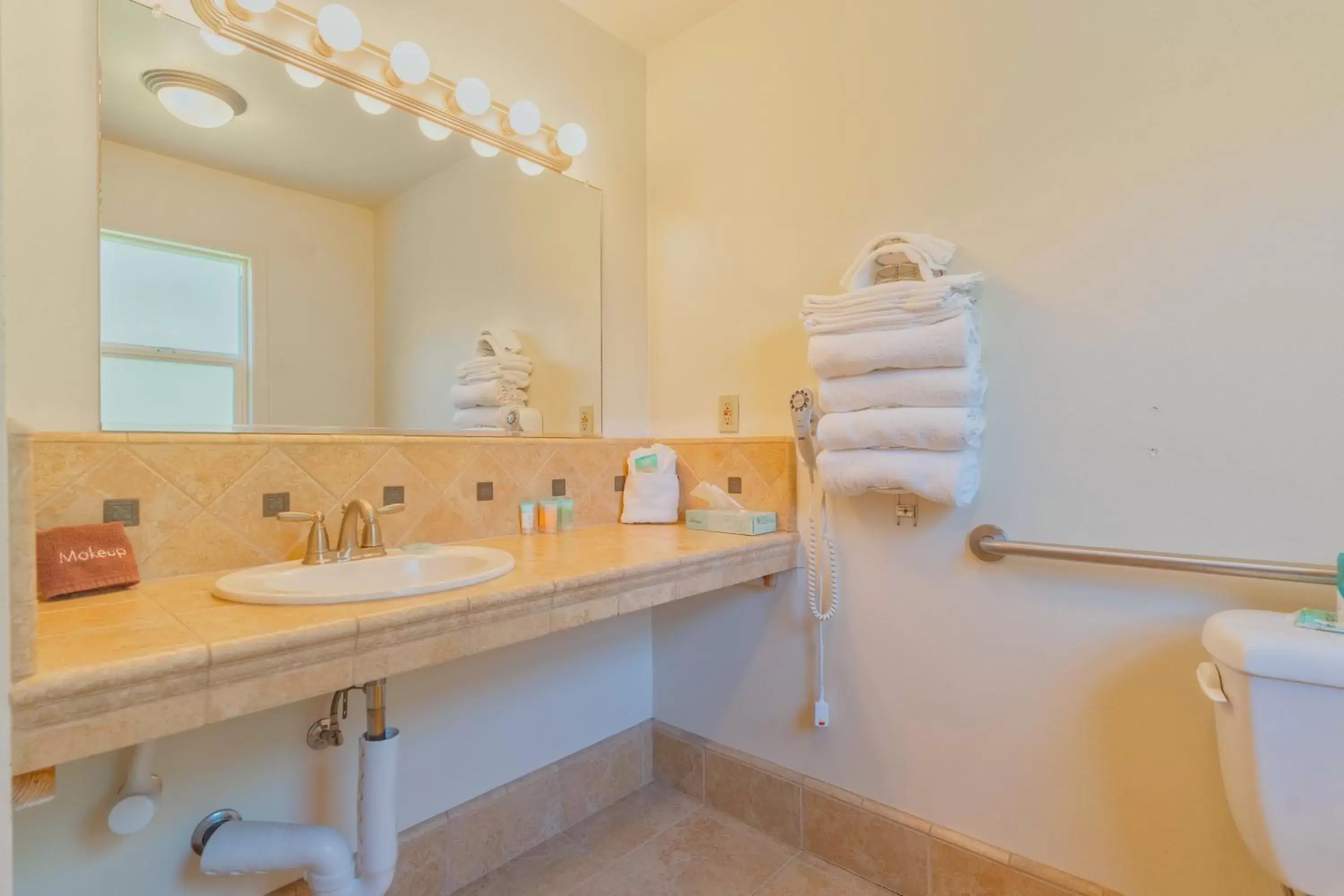 Bathroom in Mariposa Lodge