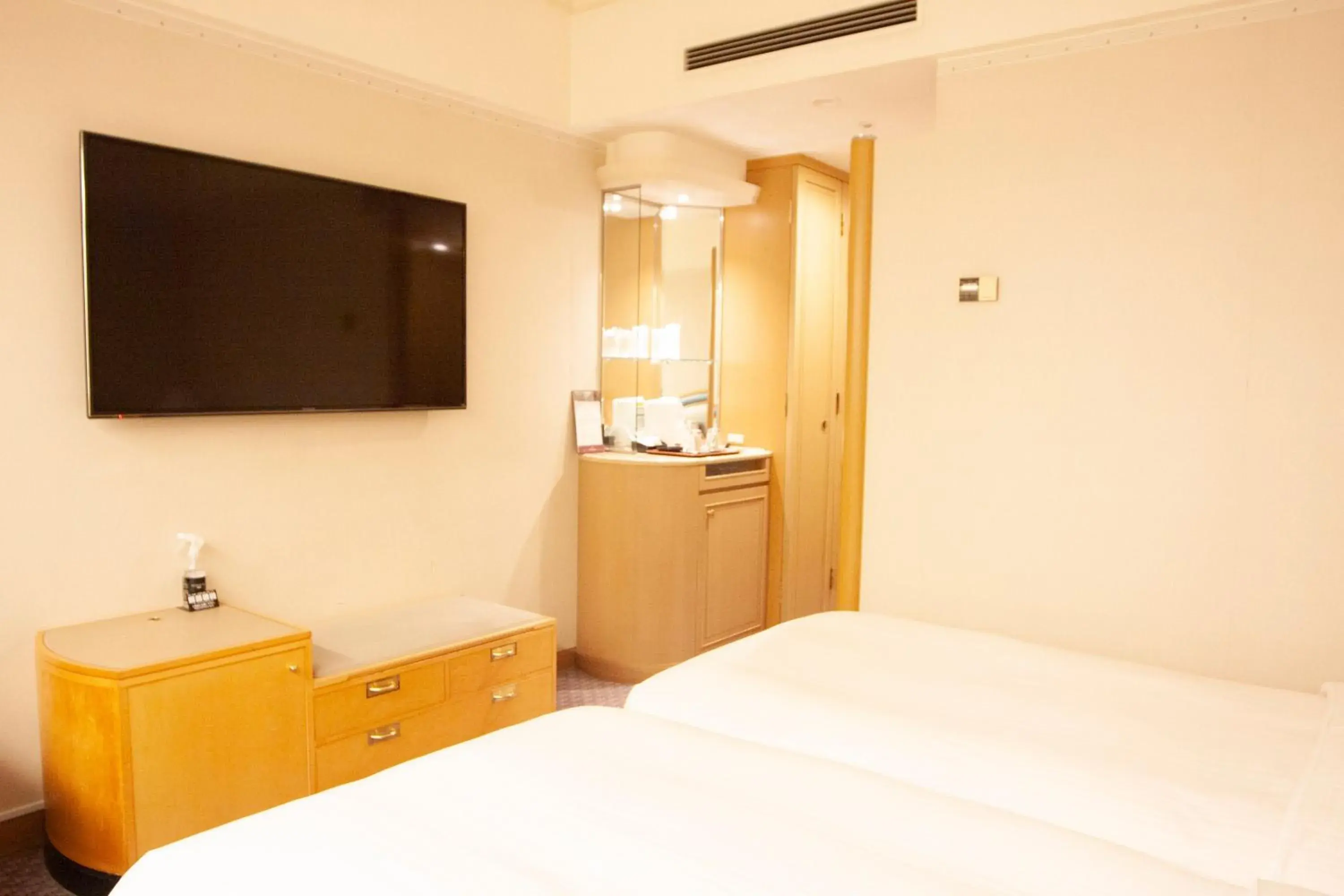Bed, TV/Entertainment Center in Hotel New Otani Makuhari