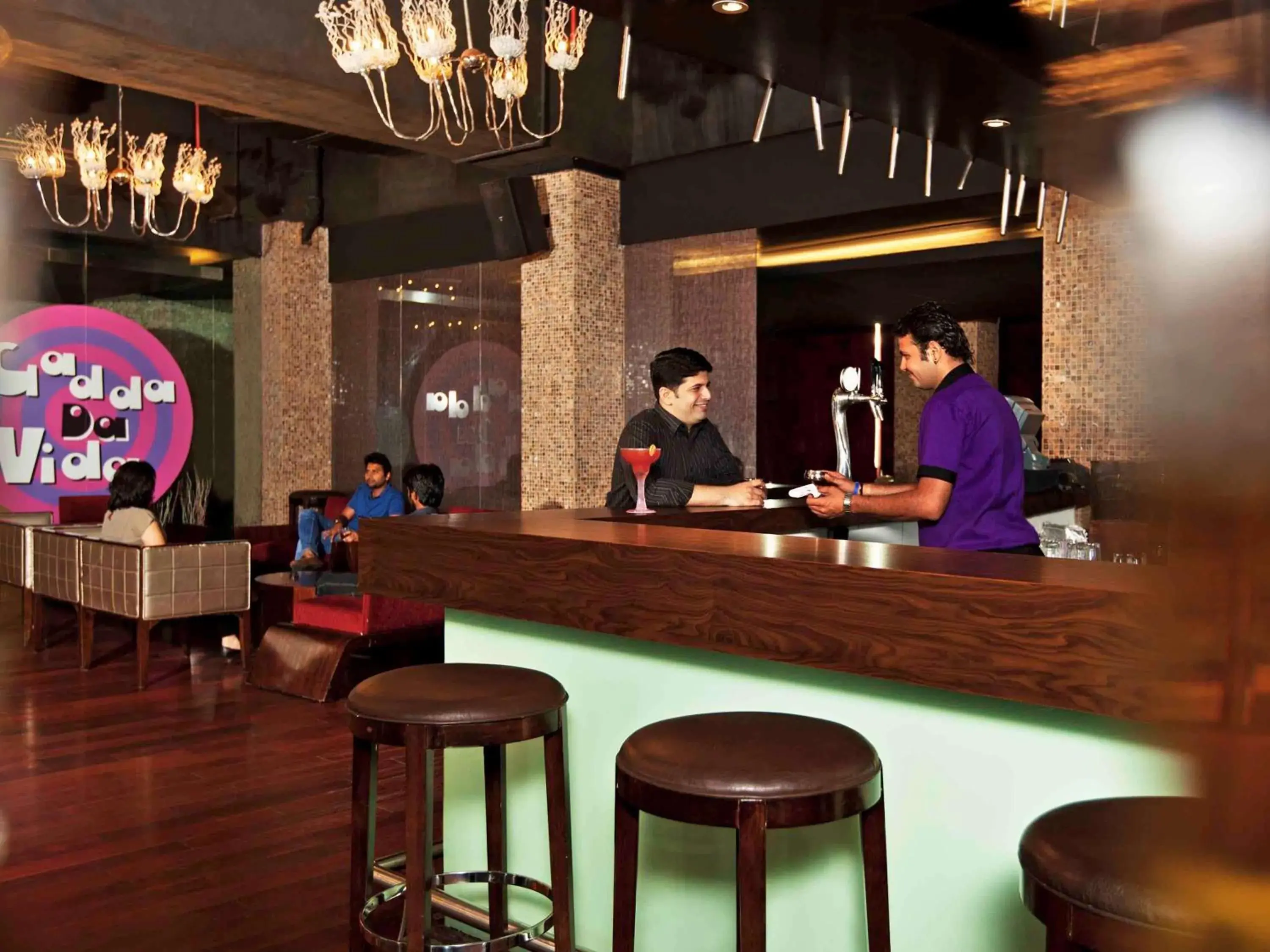 Lounge or bar in Novotel Mumbai Juhu Beach