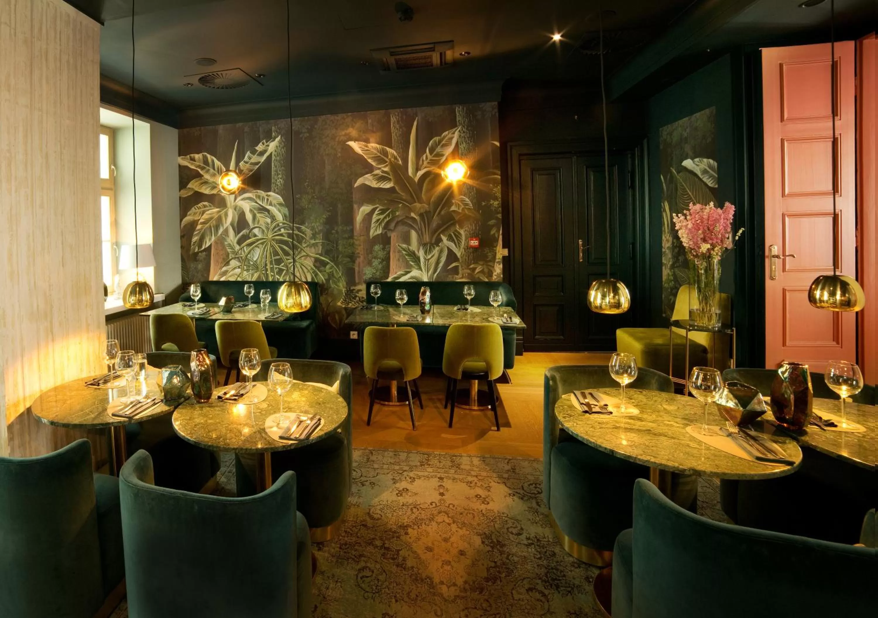 Lounge or bar in H15 Boutique Hotel, Warsaw, a Member of Design Hotels