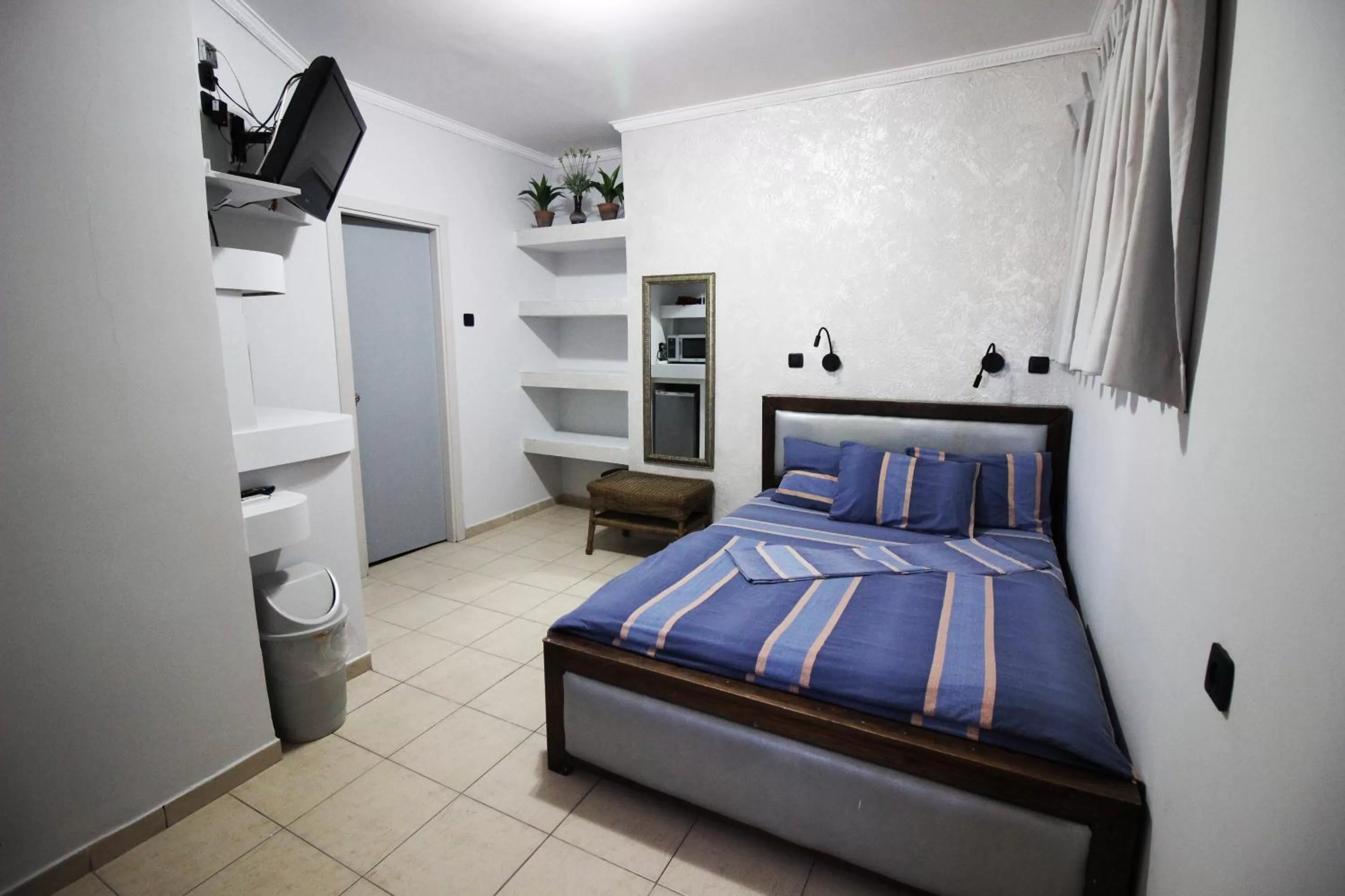 Living room, Bed in Sunset Inn