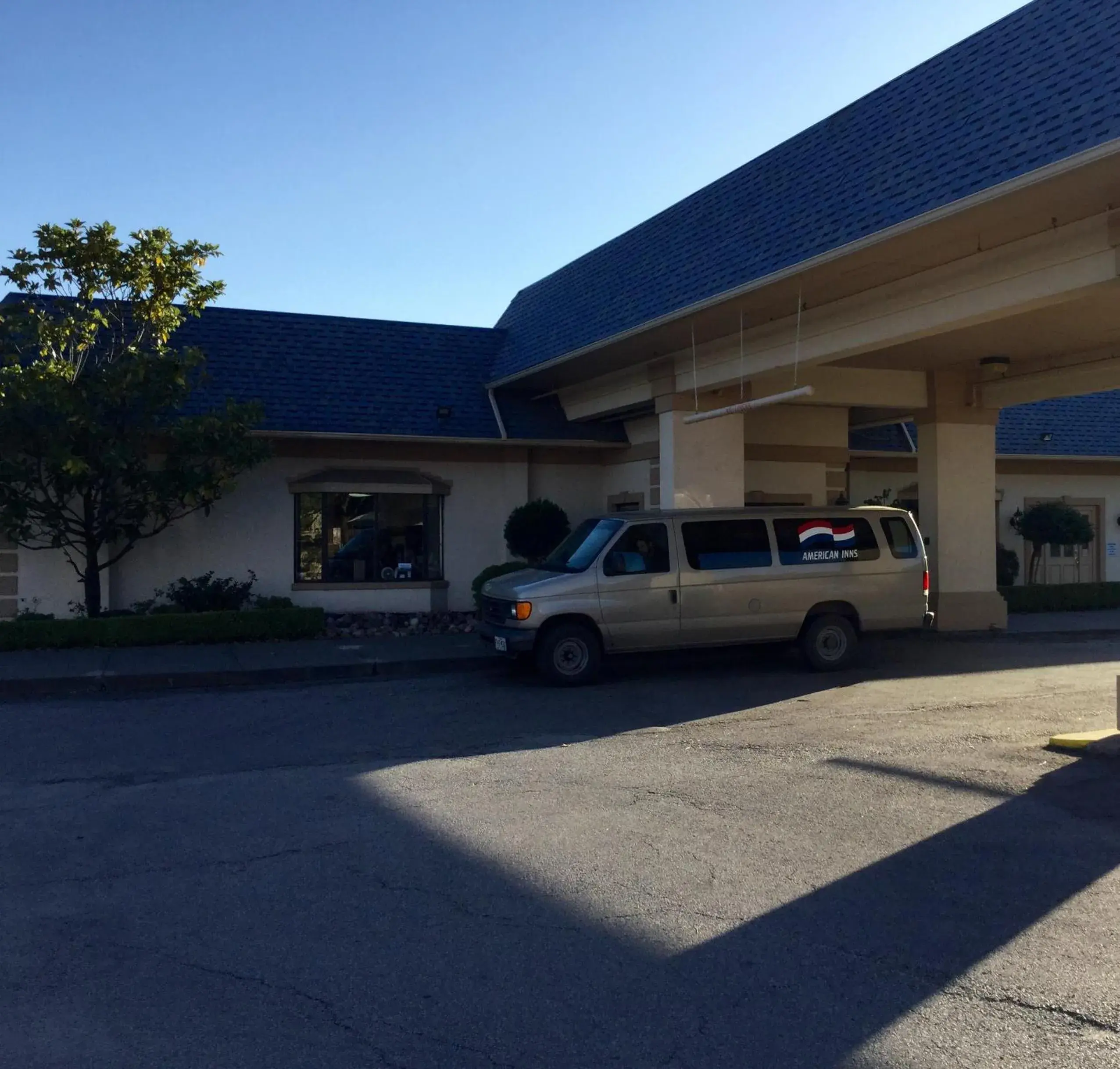 Facade/entrance, Property Building in American Inn North Kansas City