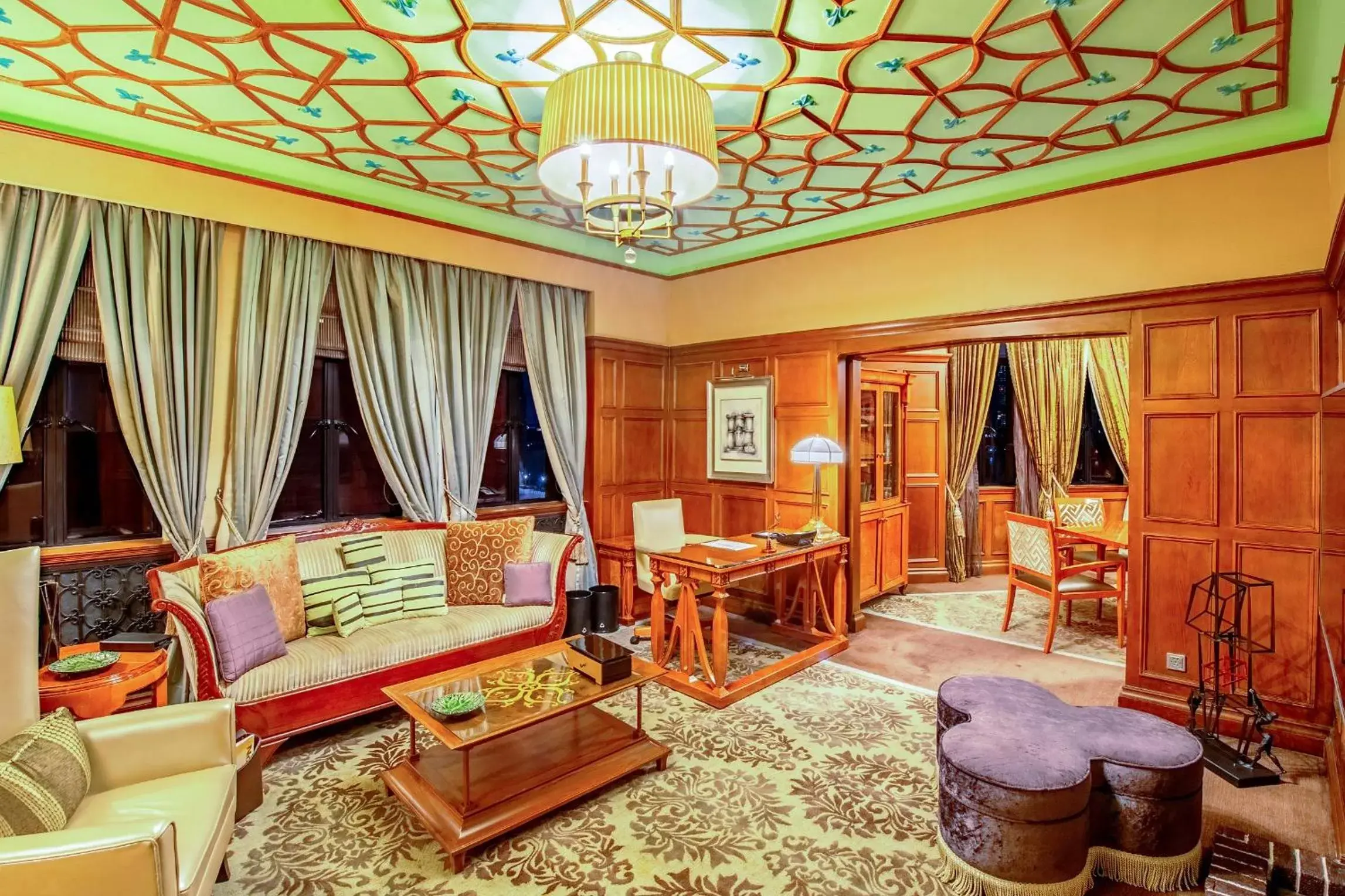 Living room, Seating Area in Fairmont Peace Hotel On the Bund (Start your own story with the BUND)