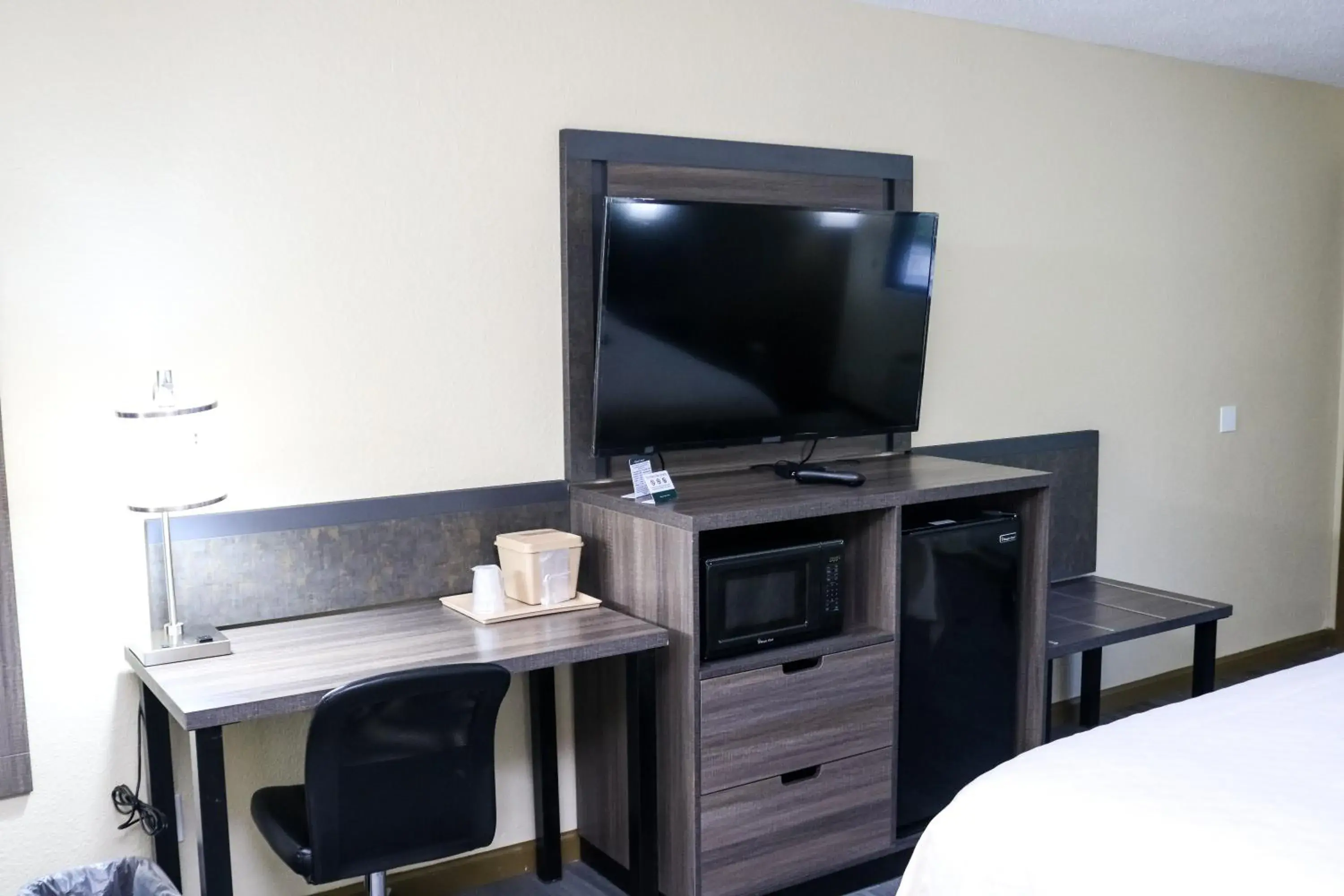 TV and multimedia, TV/Entertainment Center in Rodeway Inn