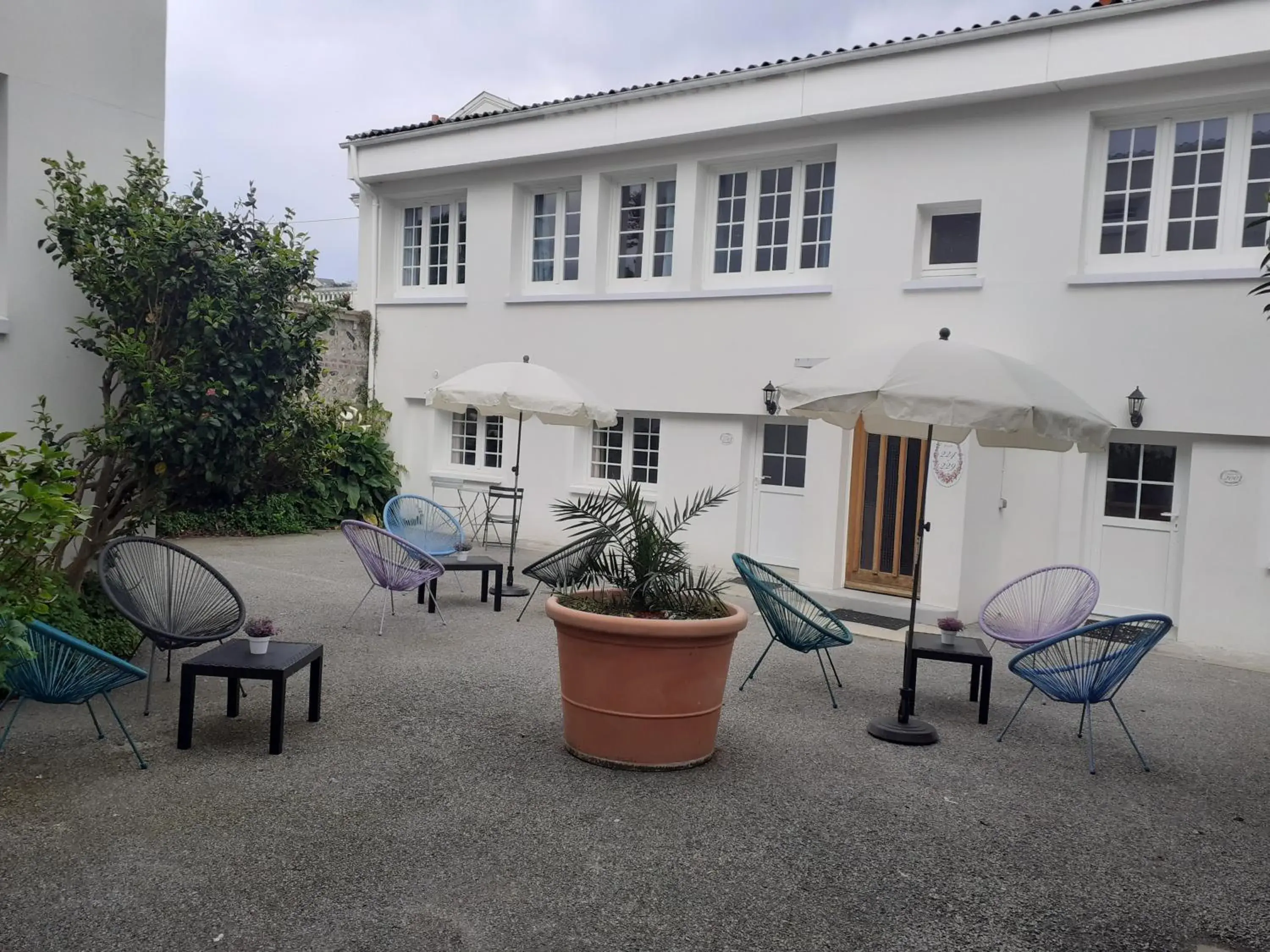 Patio, Property Building in Hotel de Charme La Bonne Adresse