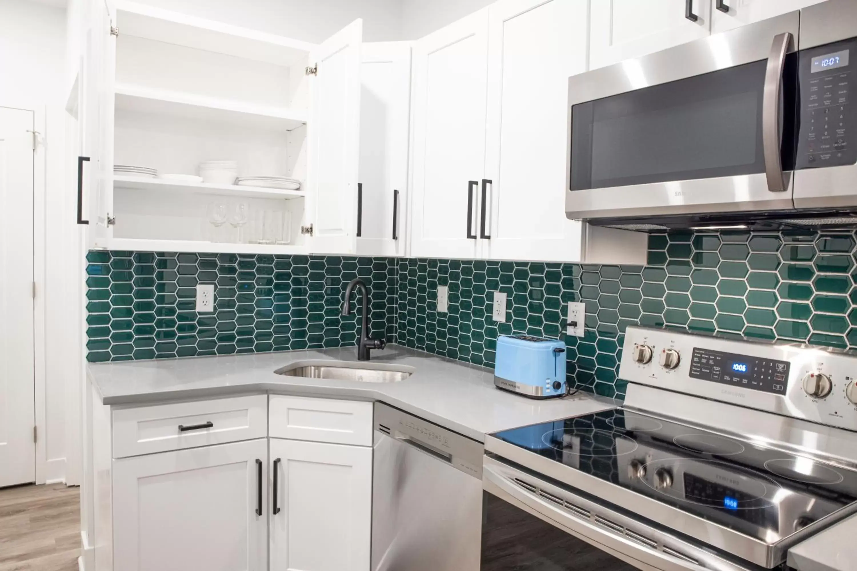 Kitchen/Kitchenette in Peachtree Suites - Jersey City