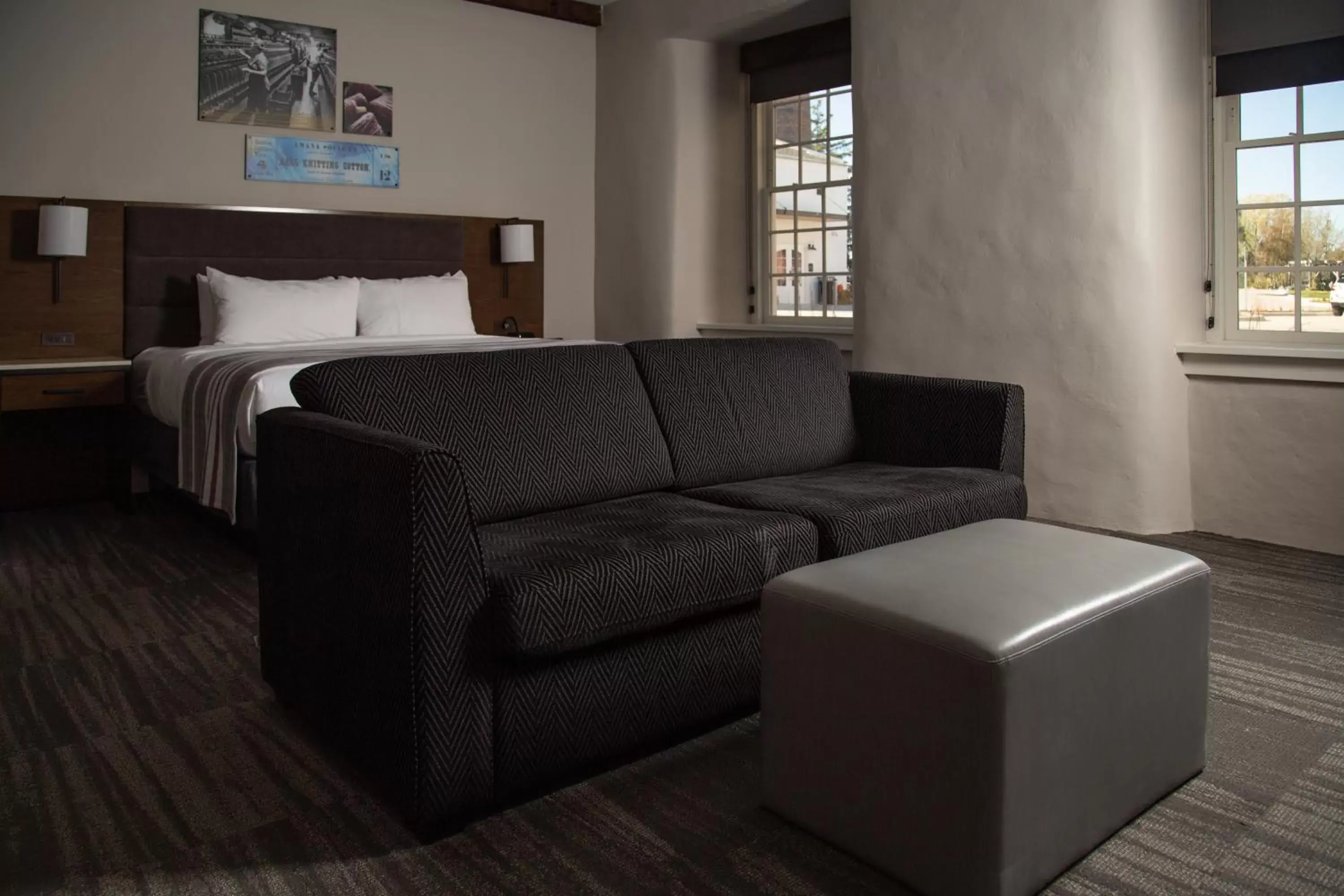Bed, Seating Area in Hotel Millwright