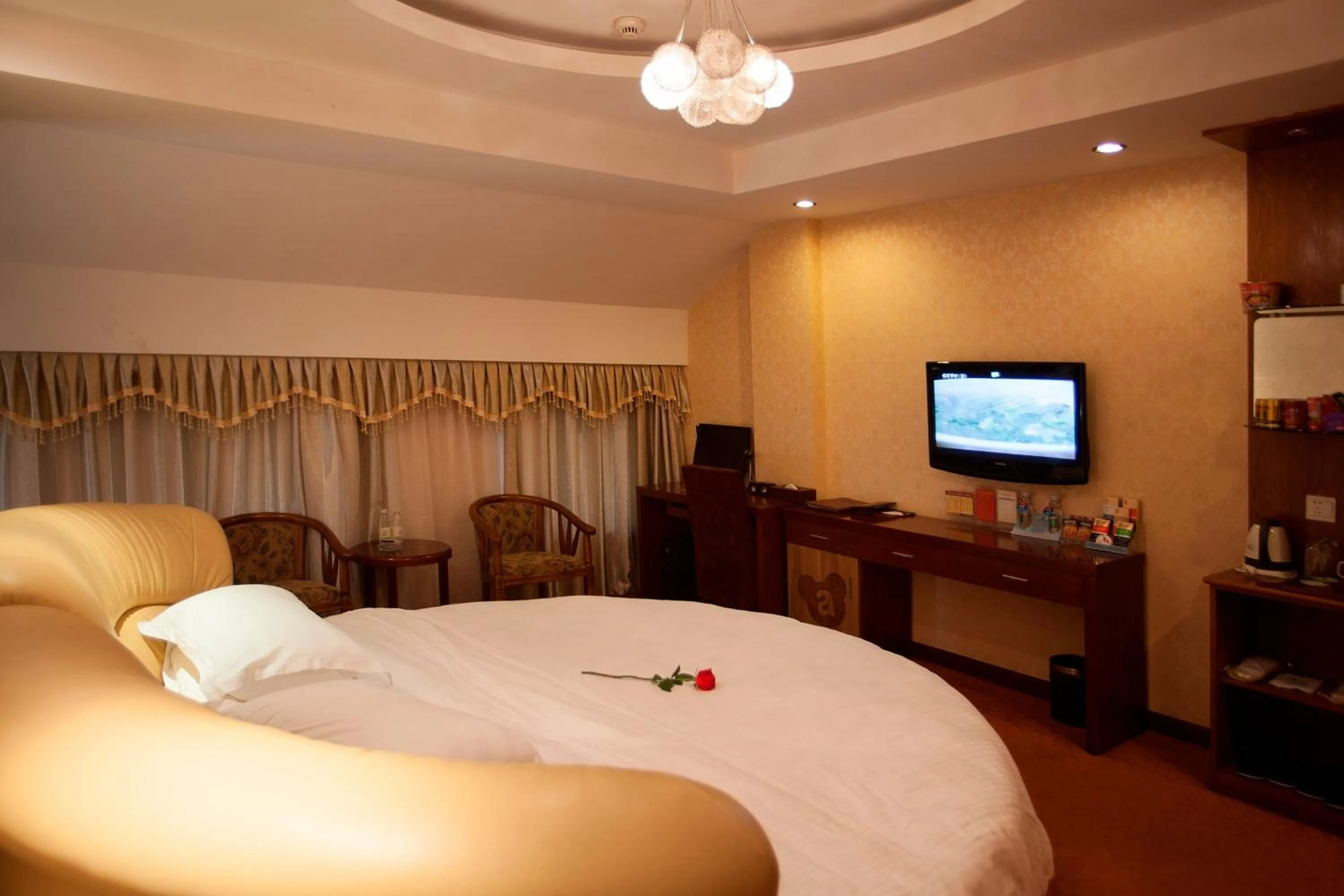 Photo of the whole room, Bed in Yiwu Luckbear Hotel