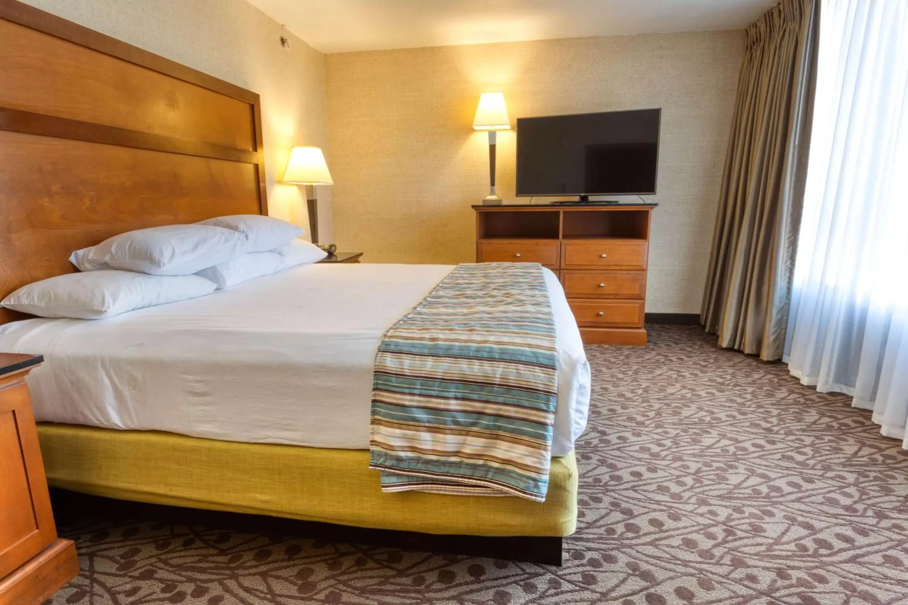 Photo of the whole room, Bed in Drury Inn & Suites Atlanta Airport