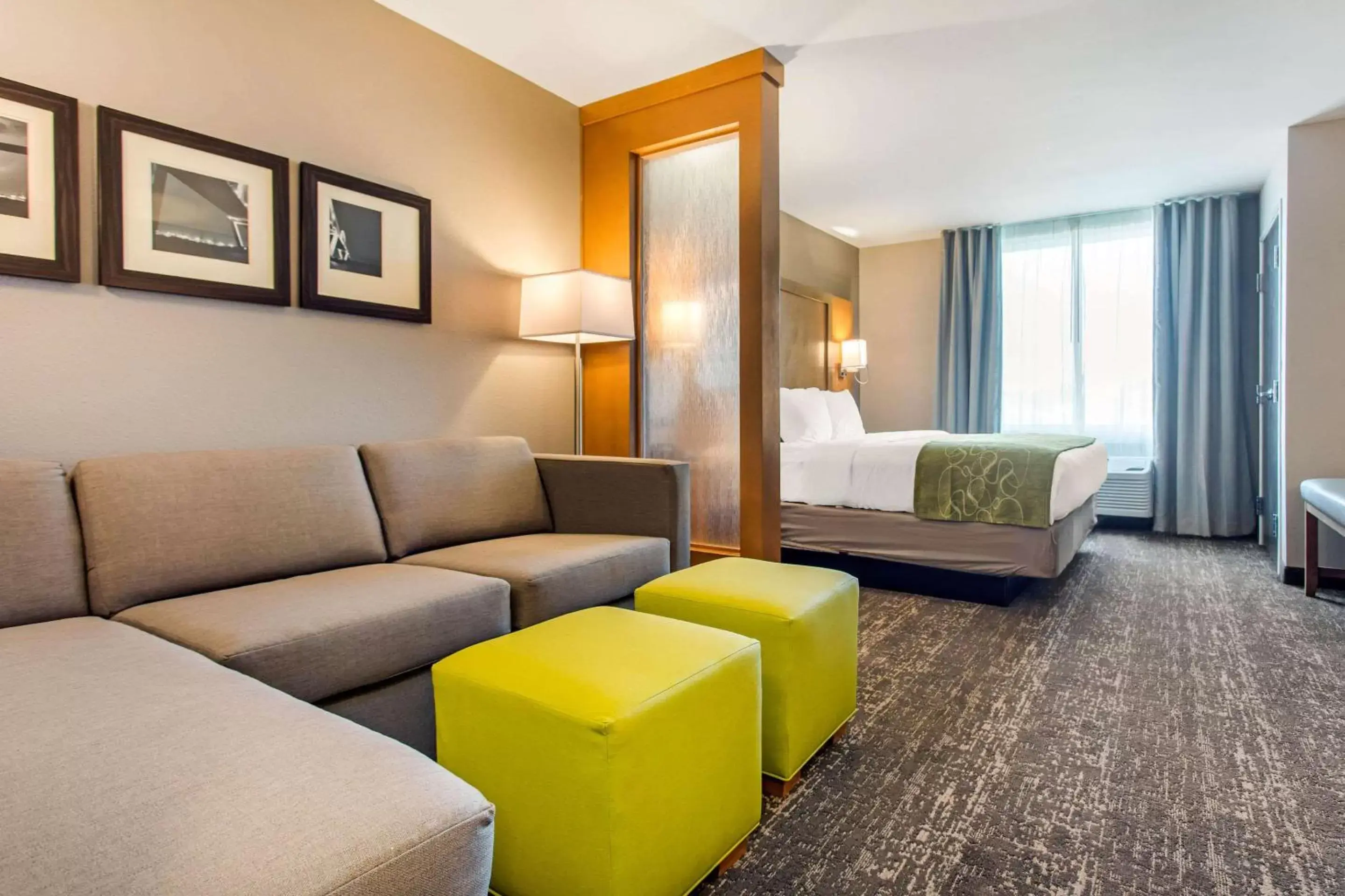 Photo of the whole room, Seating Area in Comfort Suites North Charleston - Ashley Phosphate
