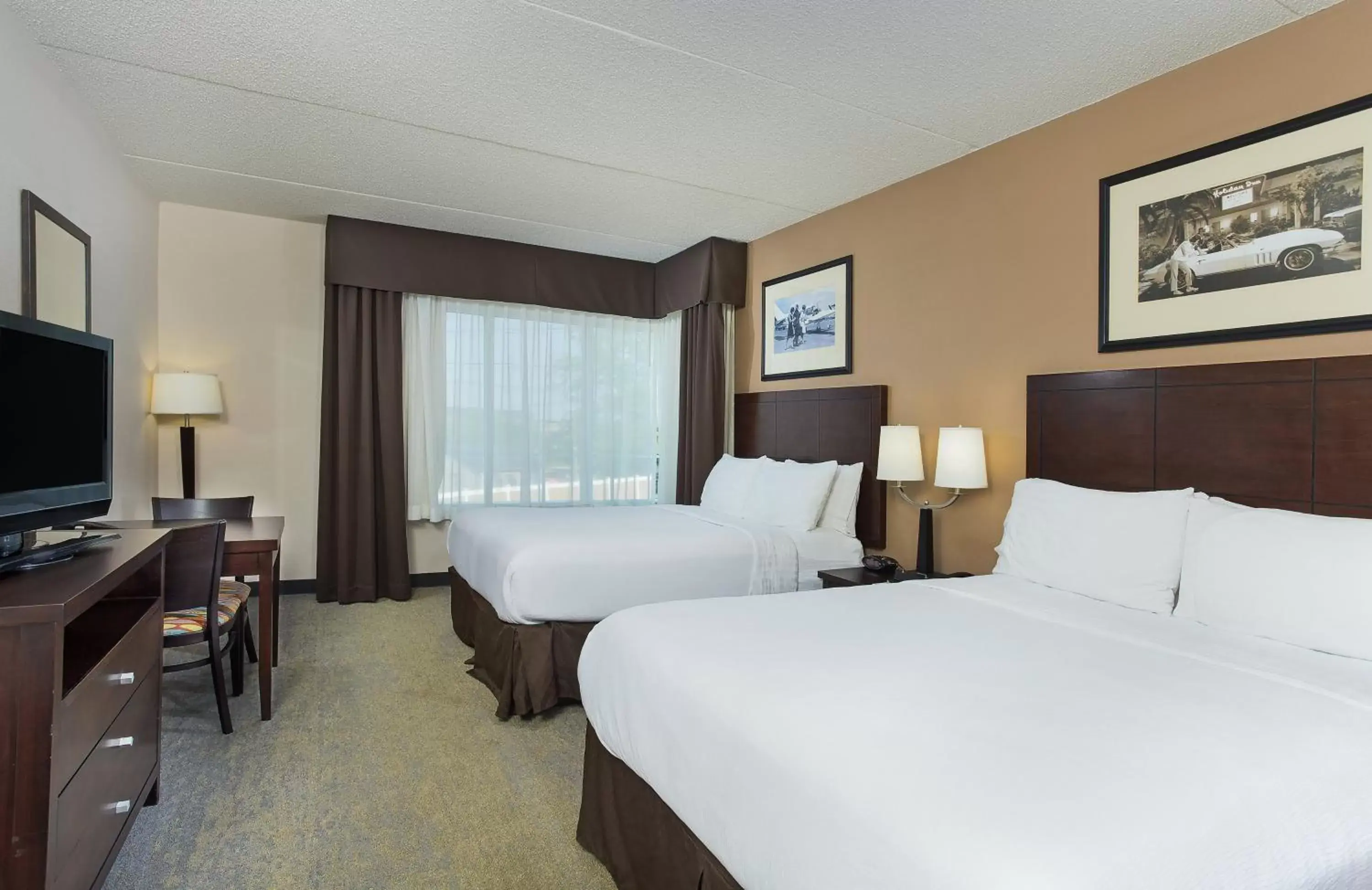 Photo of the whole room, Bed in Holiday Inn Louisville Airport - Fair/Expo, an IHG Hotel