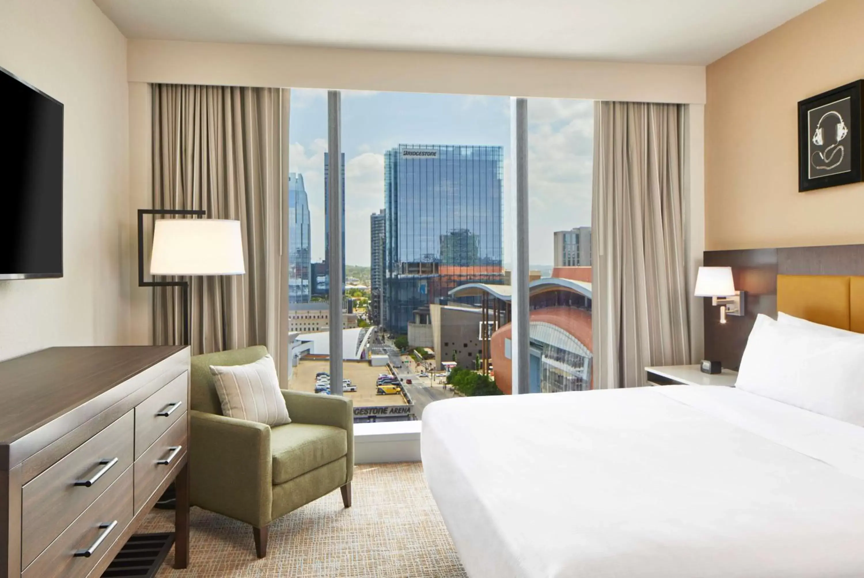 Bed in Embassy Suites by Hilton Nashville Downtown