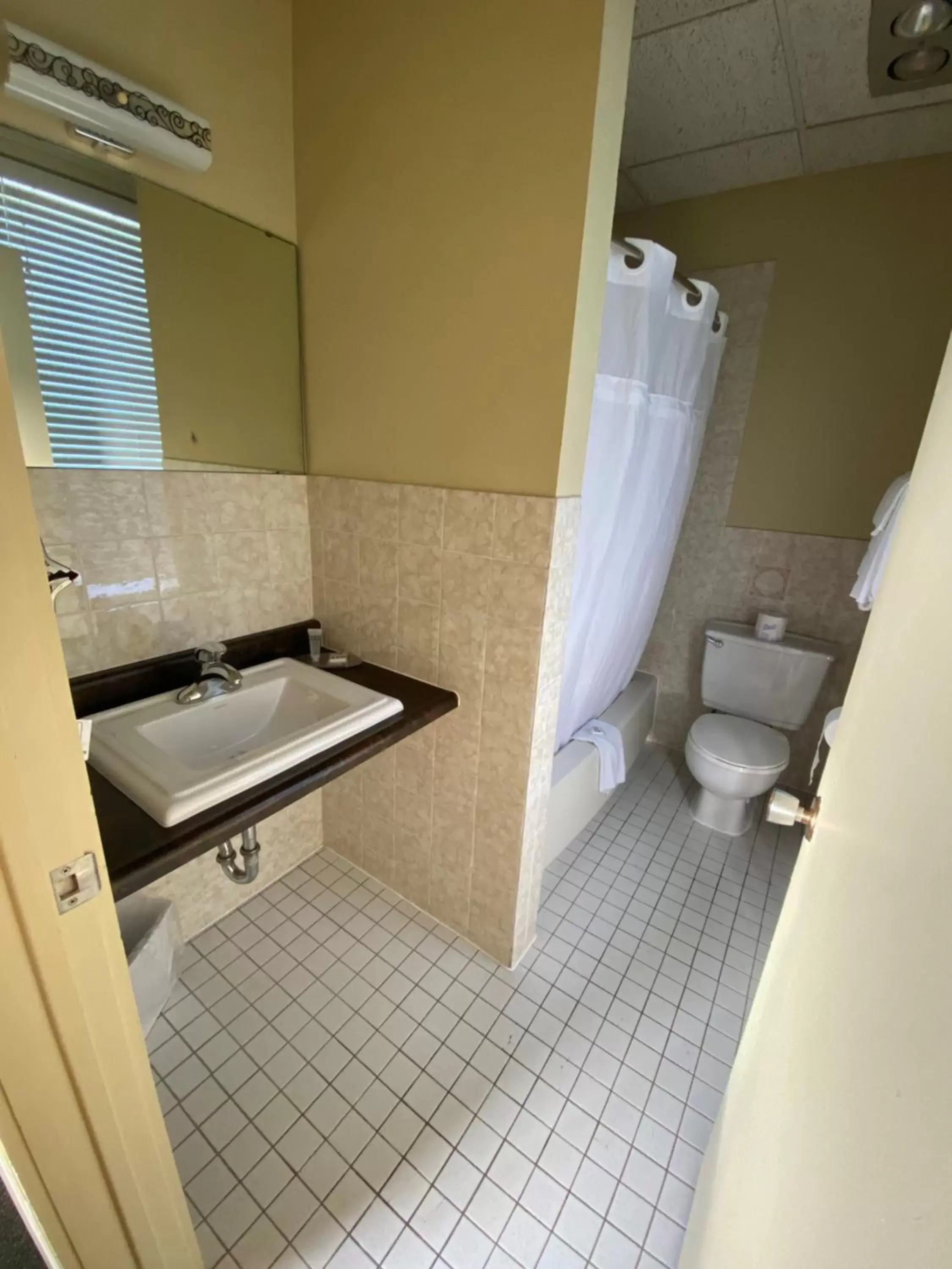 Shower, Bathroom in Hotel Bedford