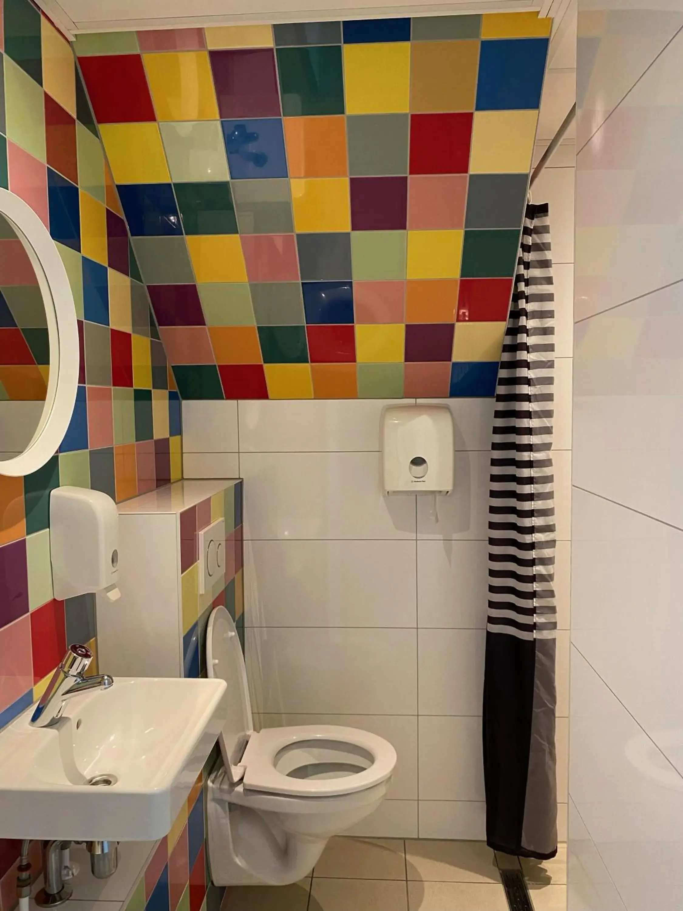 Bathroom in Hans Brinker Hostel Amsterdam