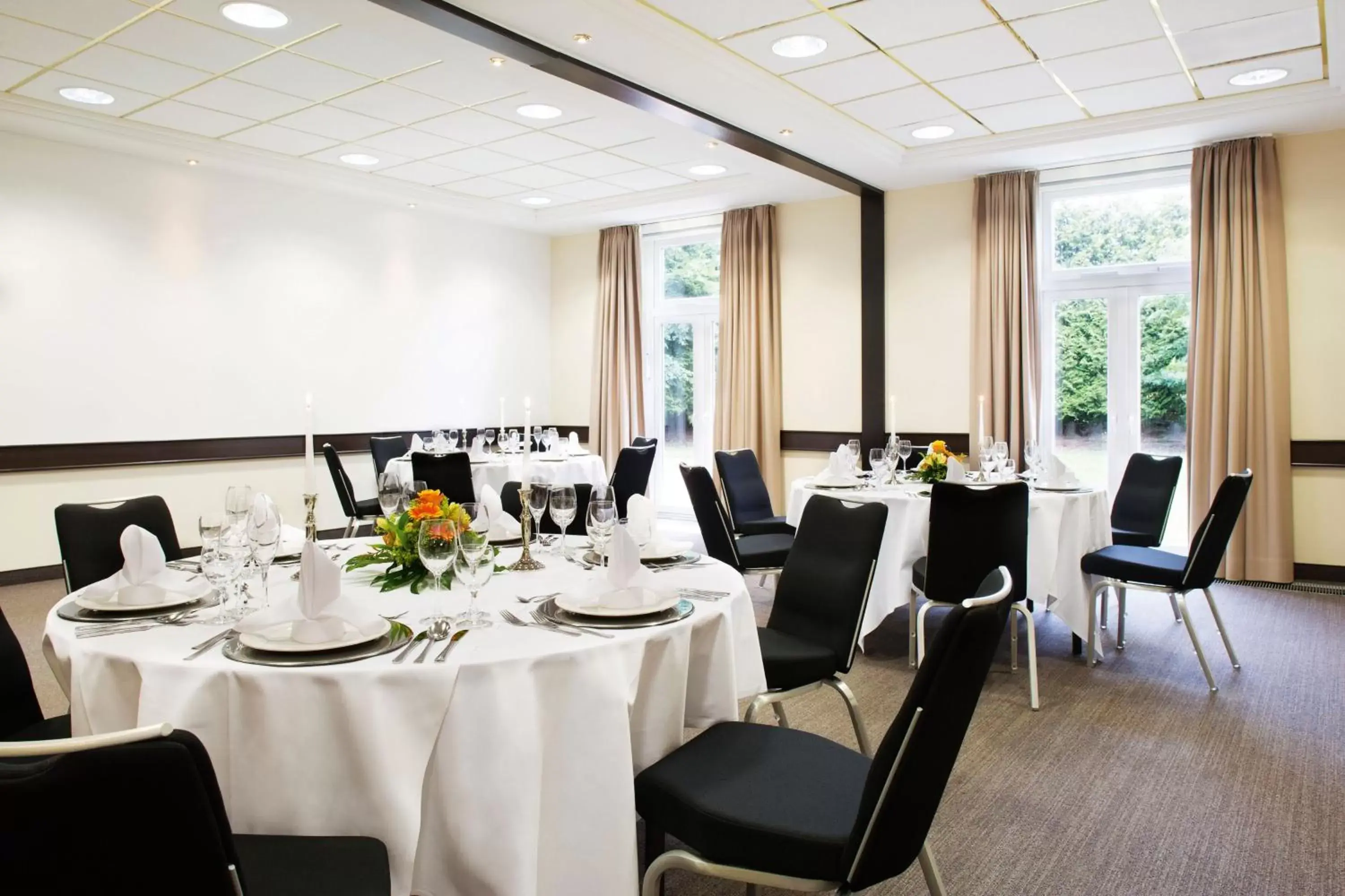 Meeting/conference room, Restaurant/Places to Eat in Hotel Schwerin Seven Lakes