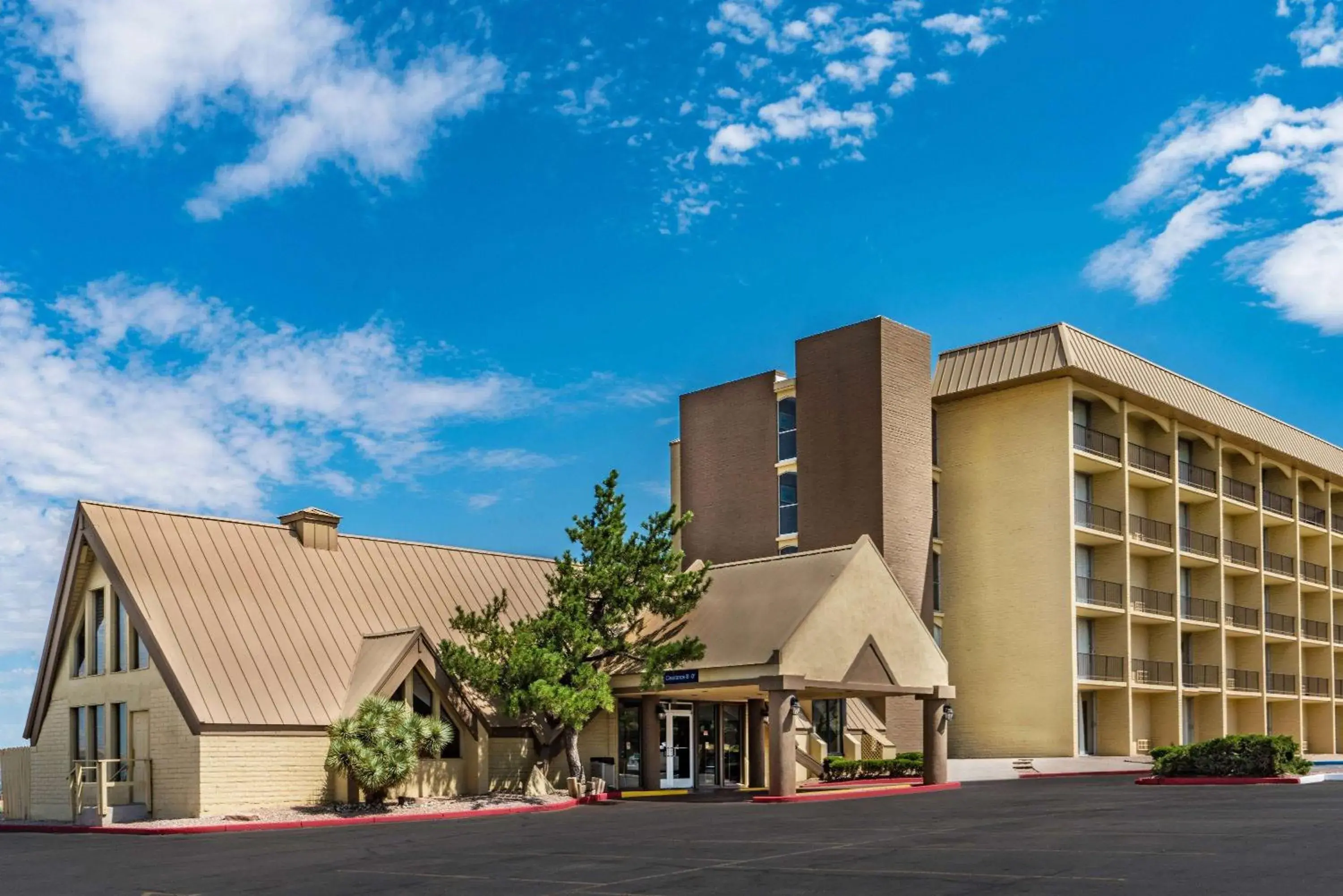 Property Building in Howard Johnson by Wyndham Albuquerque Midtown