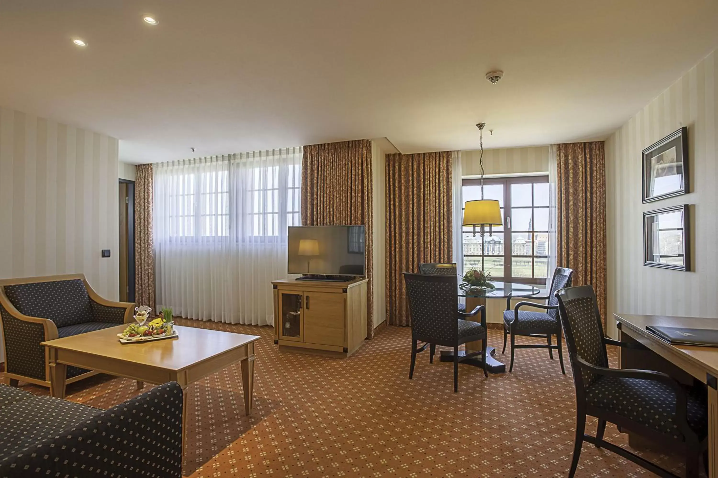 Living room, Seating Area in Maritim Hotel Dresden