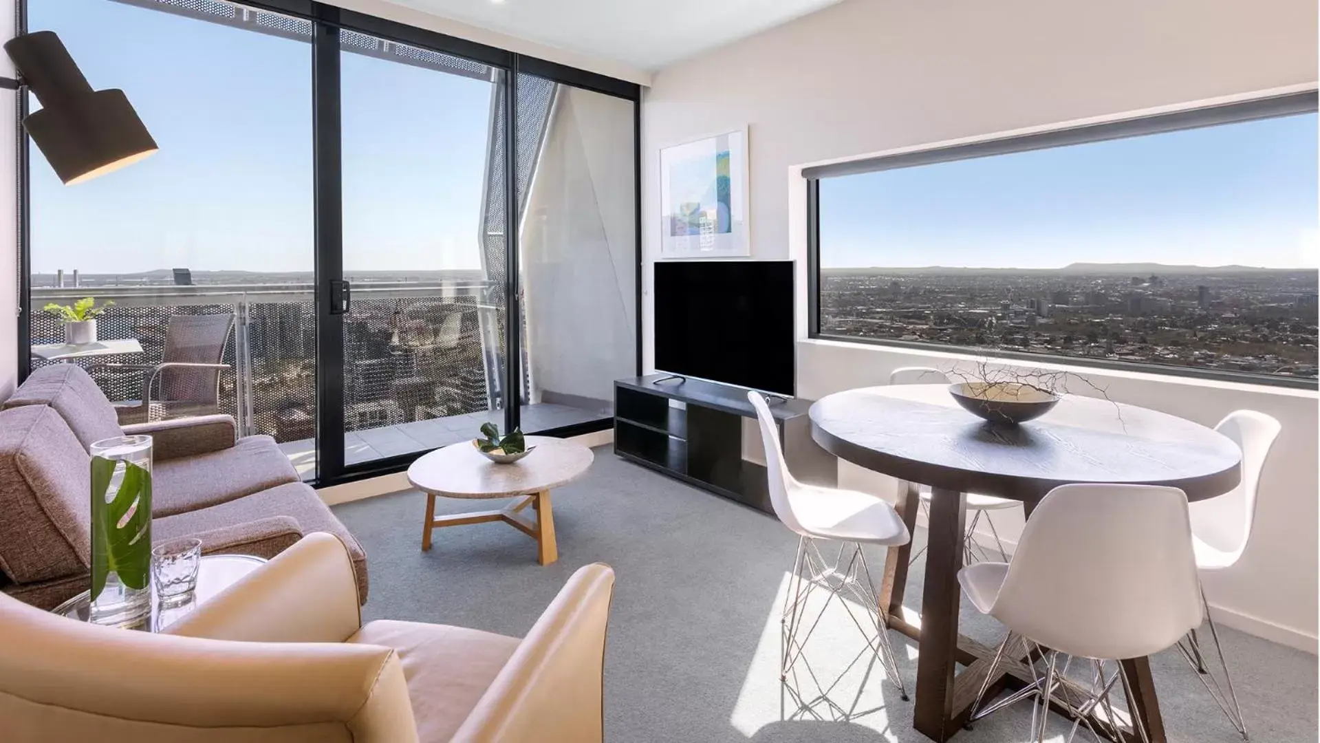 TV and multimedia in Oaks Melbourne on William Suites