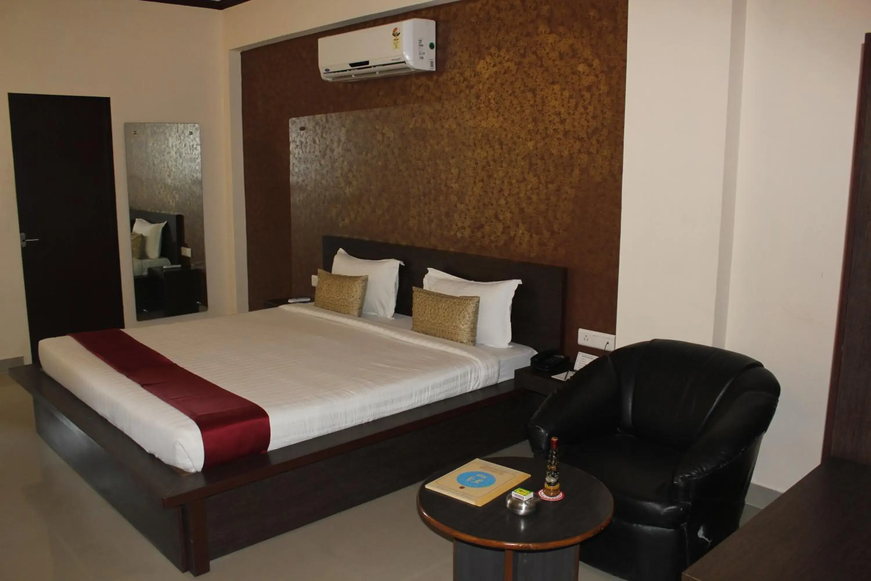 Bedroom, Bed in Hotel Savi Regency