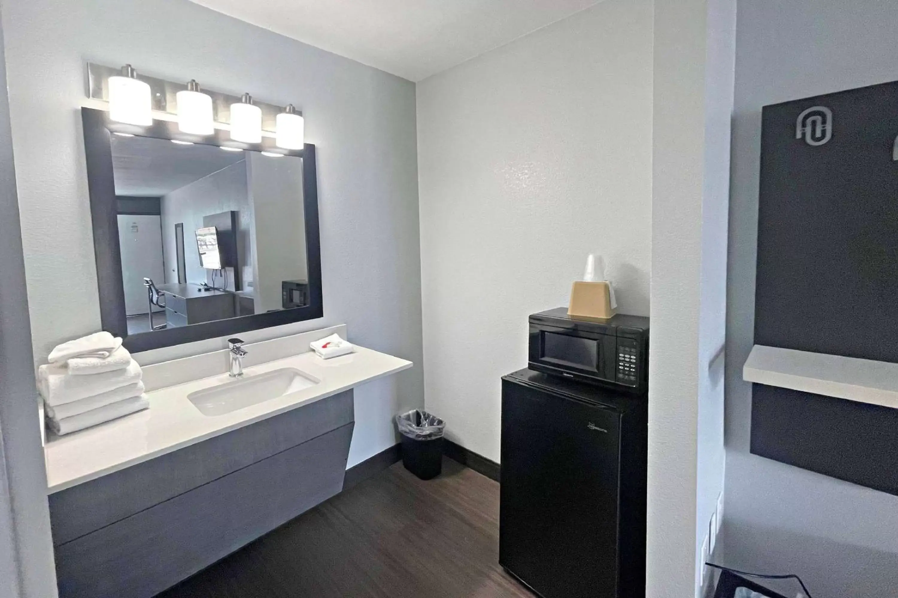 Photo of the whole room in Travelodge by Wyndham Pigeon Forge Dollywood Lane Photo of the whole room in Travelodge by Wyndham Pigeon Forge Dollywood Lane