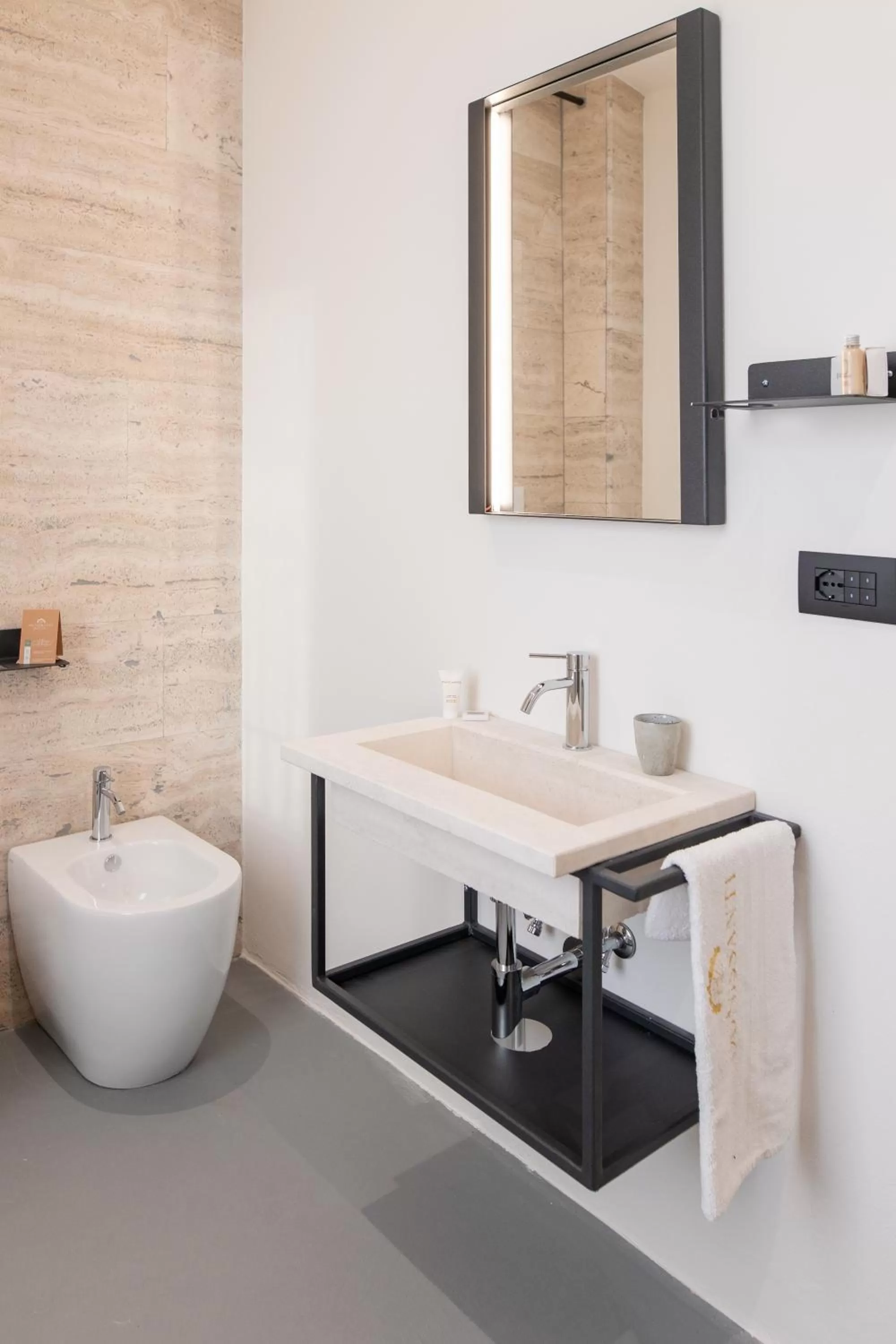 Bathroom in OGNISSANTI GuestHouse & Suites