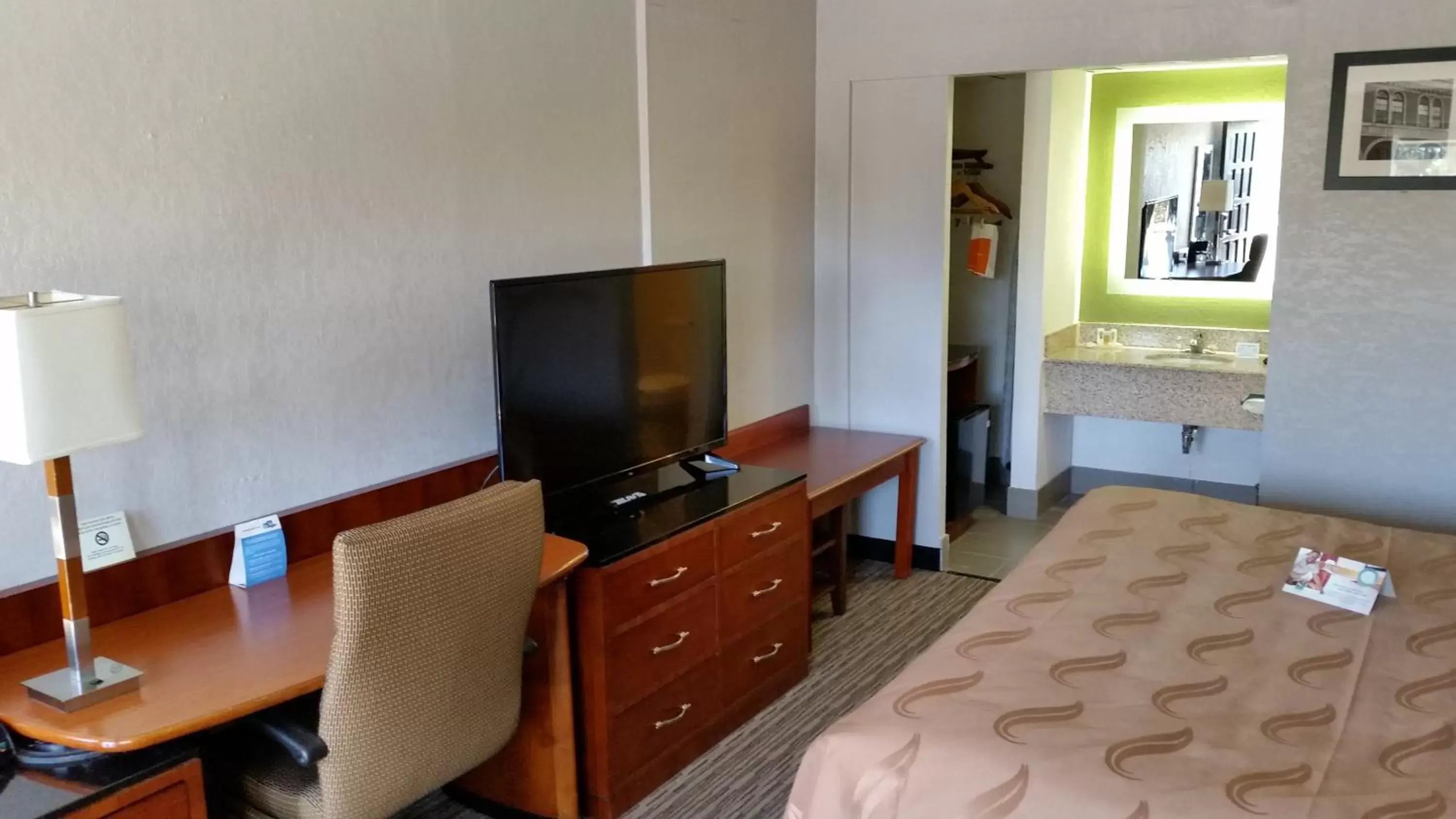 Photo of the whole room, TV/Entertainment Center in Quality Inn Forsyth