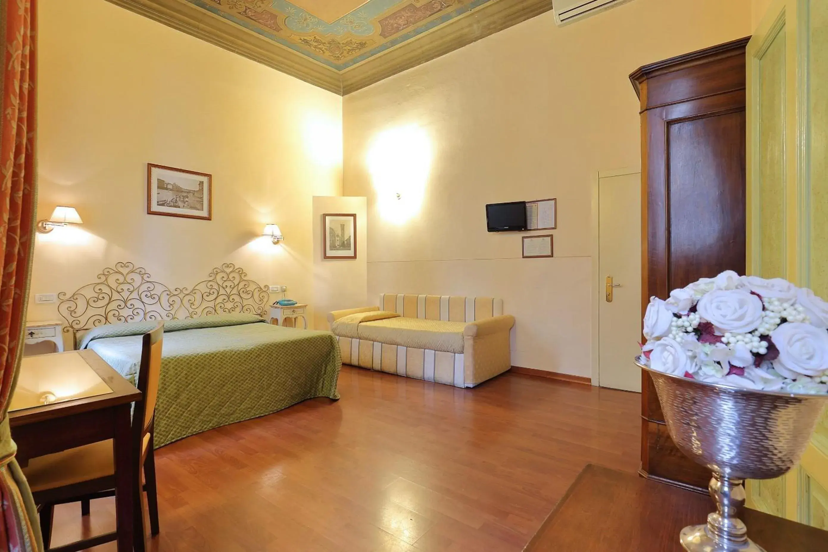 Bed, Seating Area in Hotel Cimabue