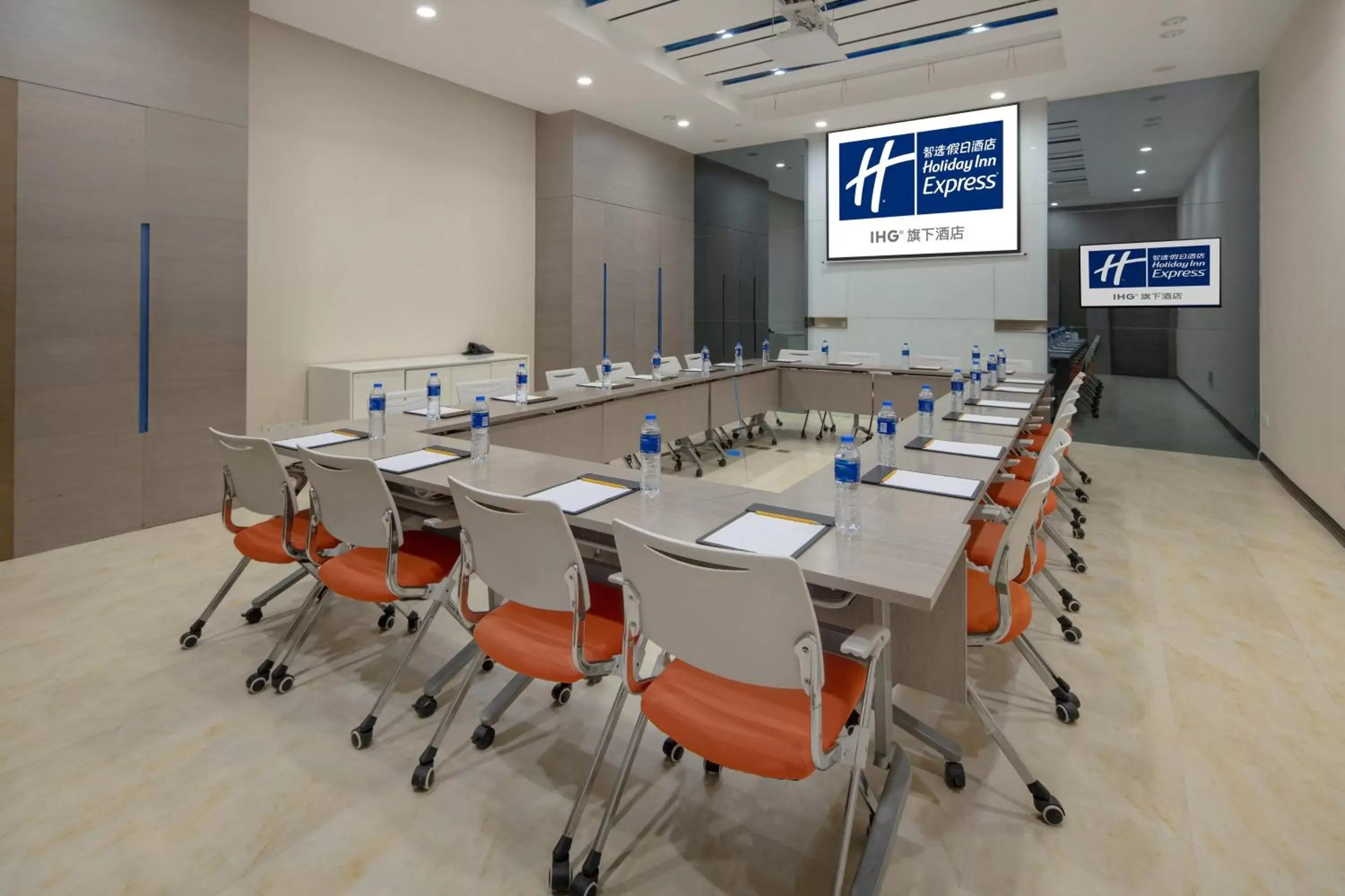 Meeting/conference room in Holiday Inn Express Luoyang City Center, an IHG Hotel