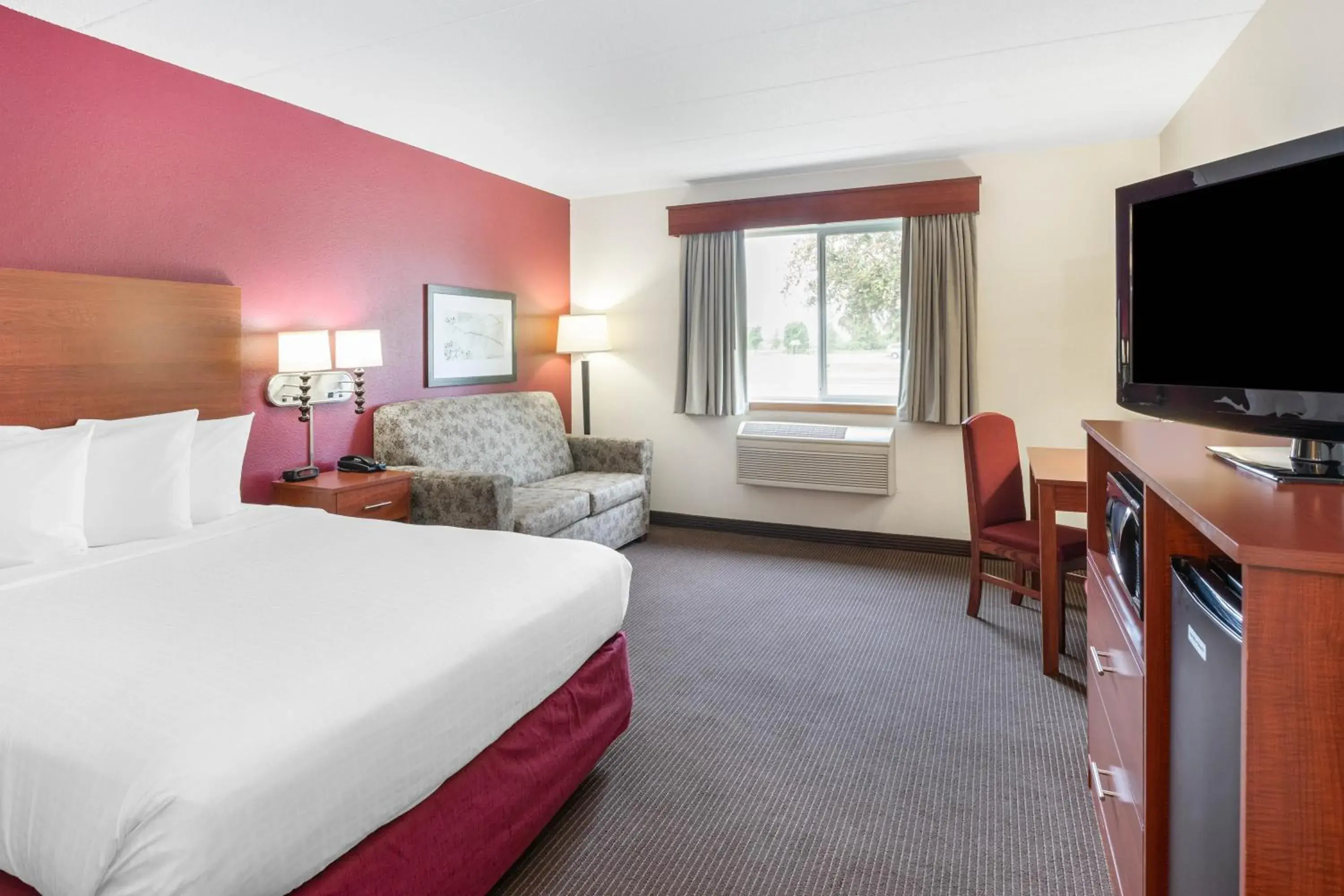 Bed, TV/Entertainment Center in SureStay Plus Hotel by Best Western Litchfield