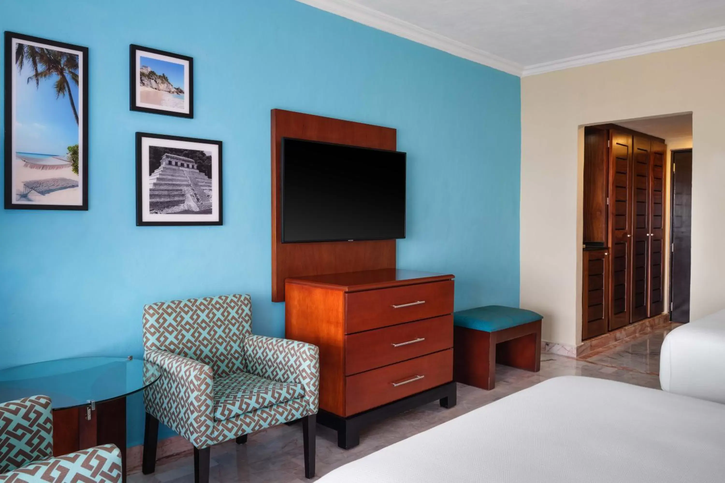 Bed, TV/Entertainment Center in Wyndham Grand Cancun All Inclusive Resort & Villas